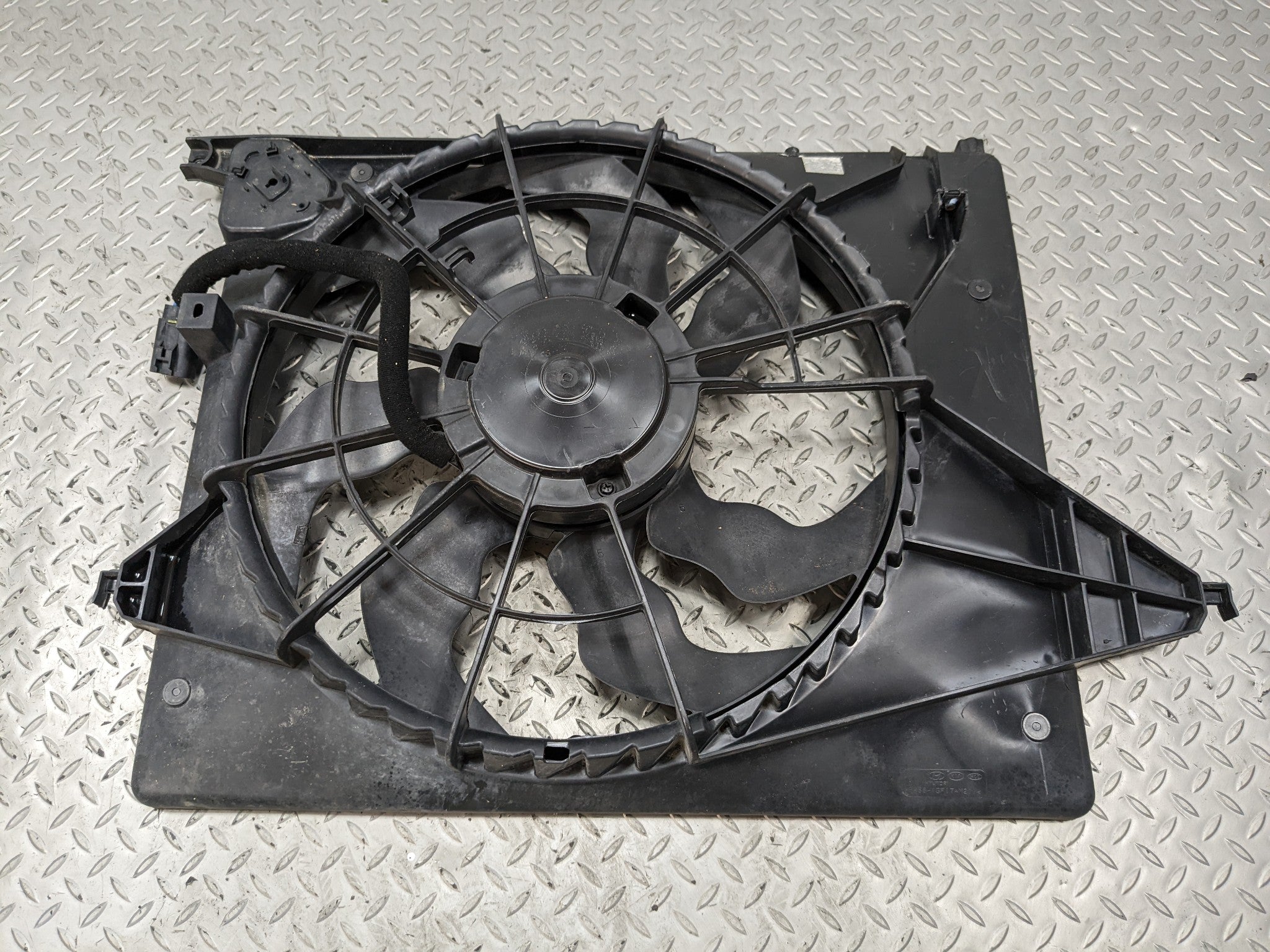 2013 - 2016 HYUNDAI SANTA FE OEM FAN WITH SHROUD ELECTRIC COOLING MOTOR LWB 3.3L