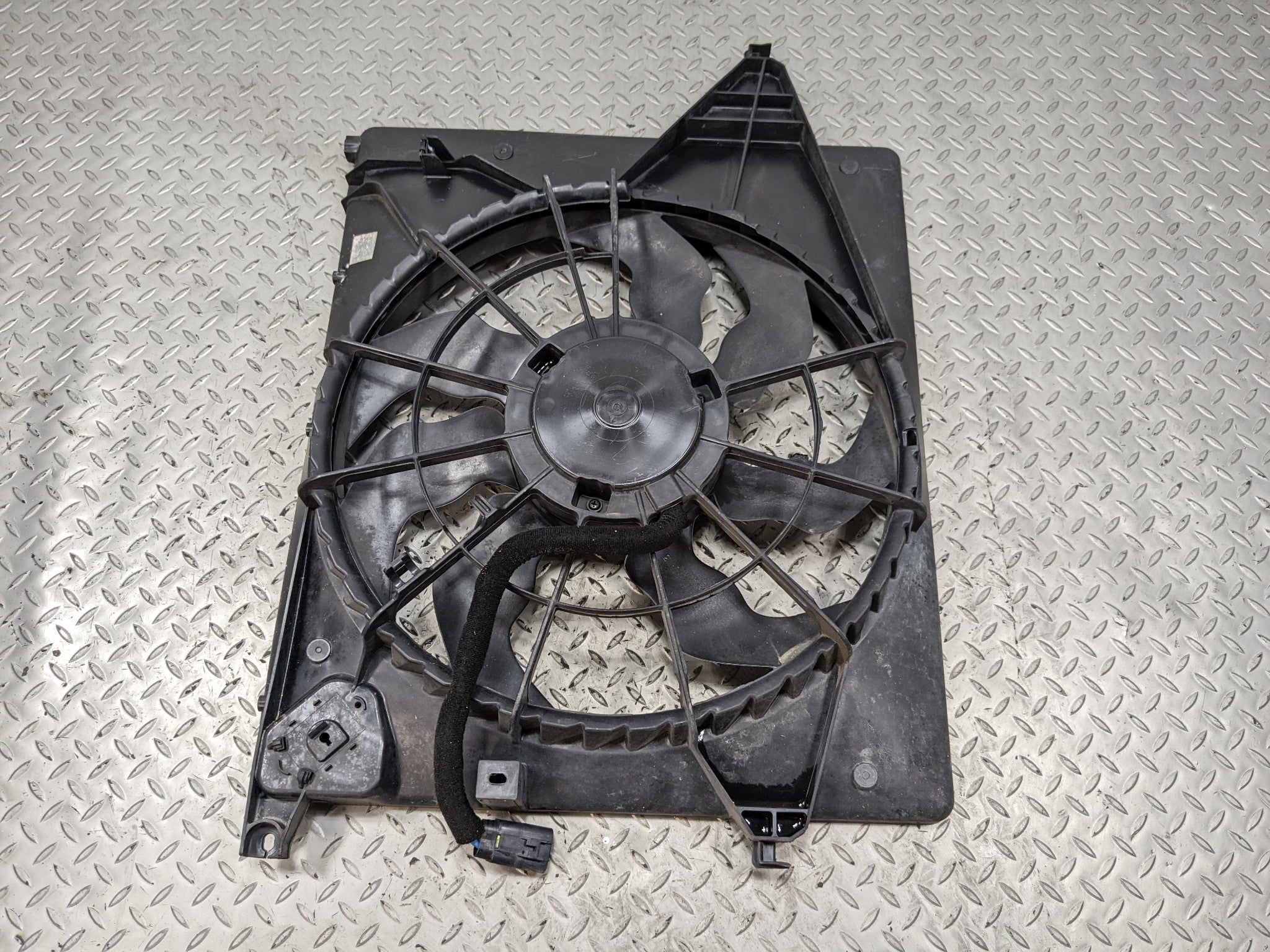 2013 - 2016 HYUNDAI SANTA FE OEM FAN WITH SHROUD ELECTRIC COOLING MOTOR LWB 3.3L