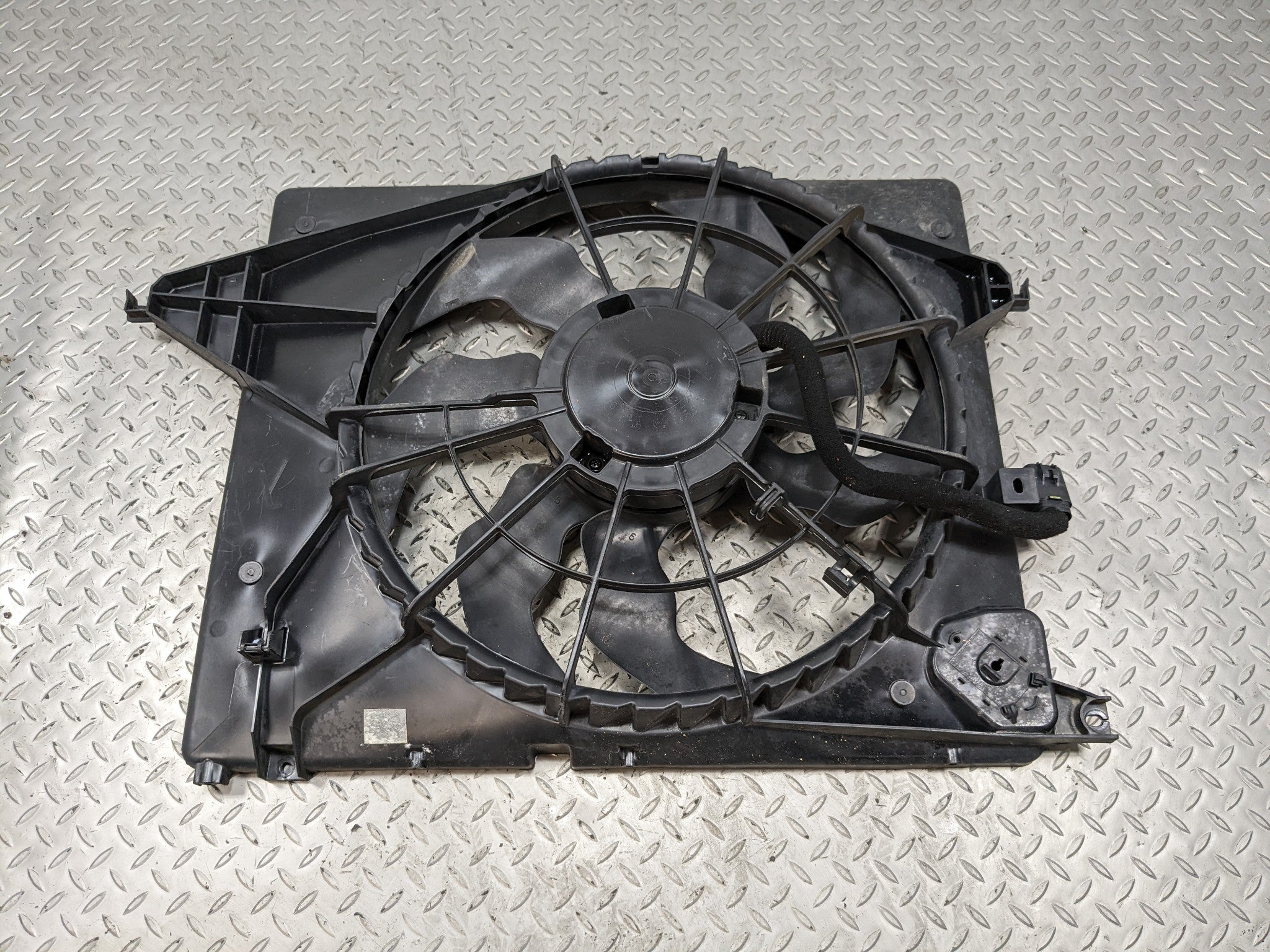 2013 - 2016 HYUNDAI SANTA FE OEM FAN WITH SHROUD ELECTRIC COOLING MOTOR LWB 3.3L
