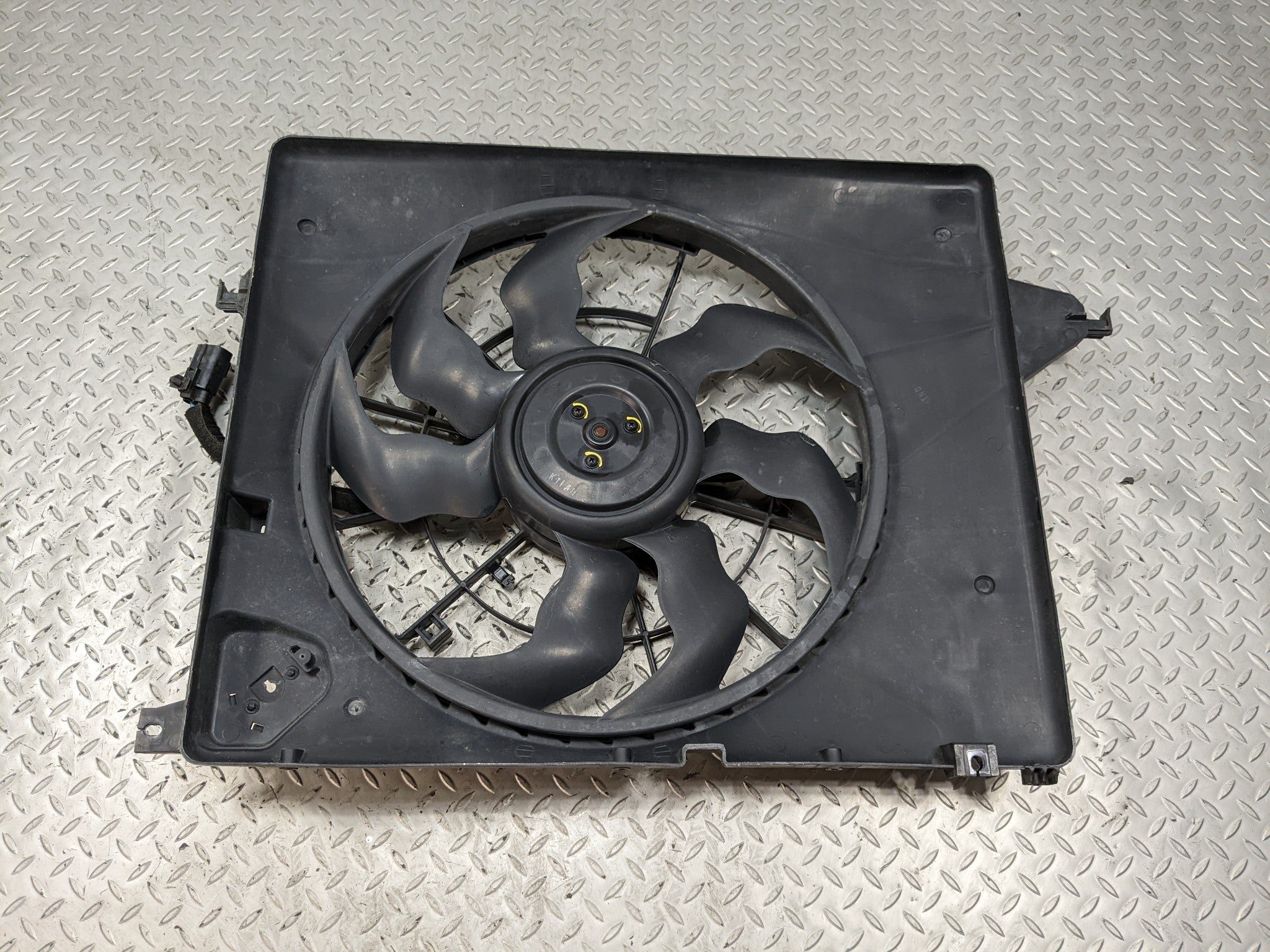 2013 - 2016 HYUNDAI SANTA FE OEM FAN WITH SHROUD ELECTRIC COOLING MOTOR LWB 3.3L