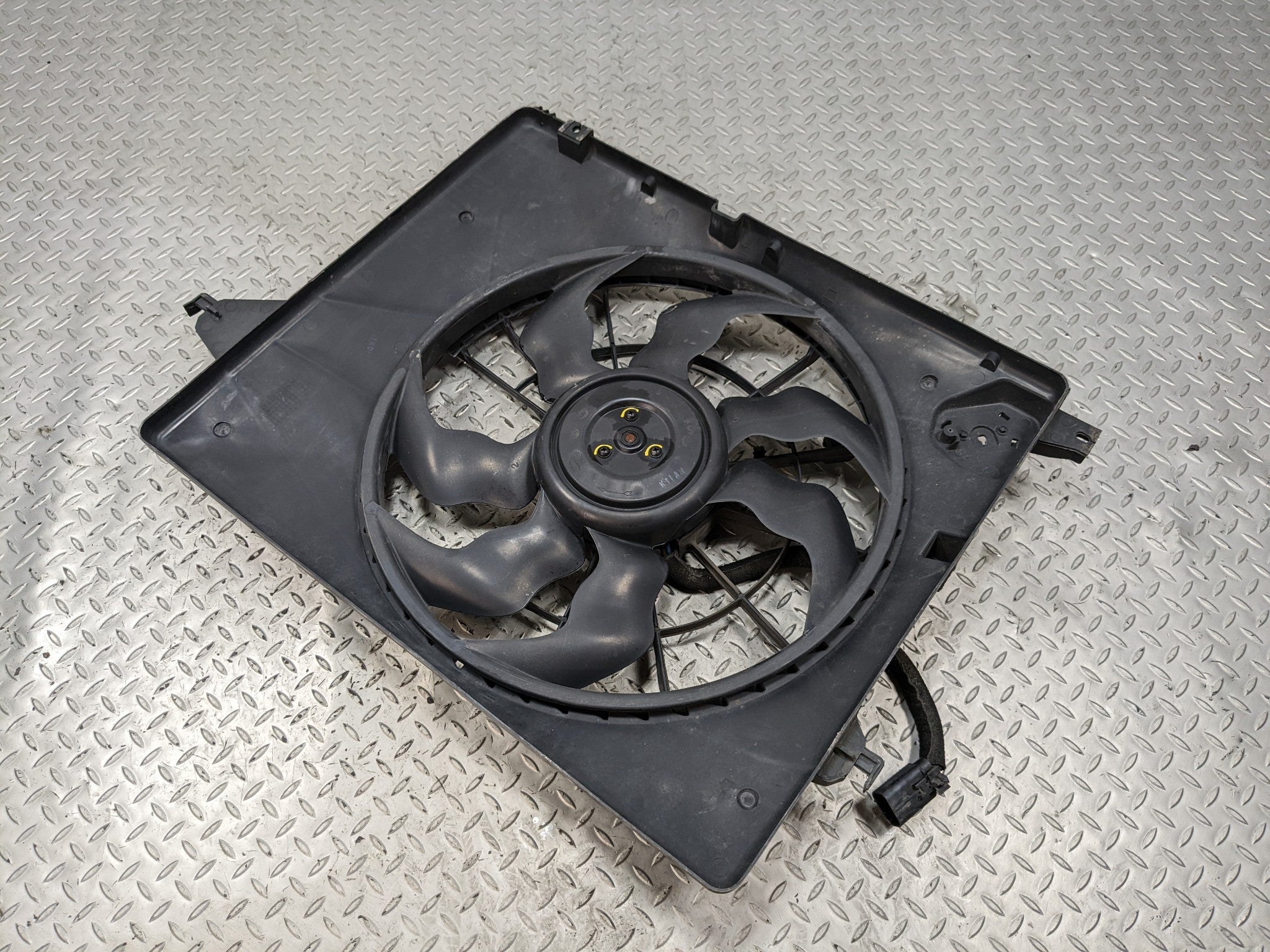 2013 - 2016 HYUNDAI SANTA FE OEM FAN WITH SHROUD ELECTRIC COOLING MOTOR LWB 3.3L