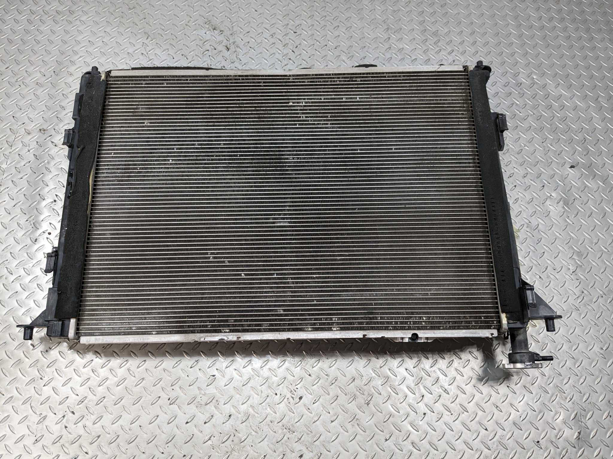 2013 - 2016 HYUNDAI SANTA FE OEM 3.3L LWB ENGINE MOTOR COOLING RADIATOR ASSEMBLY