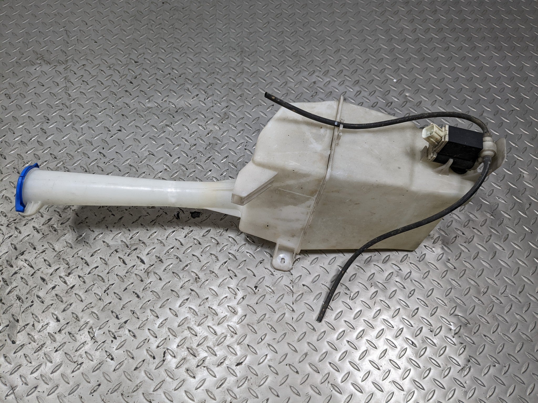 2013 - 2016 HYUNDAI SANTA FE OEM WINDSHIELD WASHER BOTTLE FLUID RESERVOIR TANK