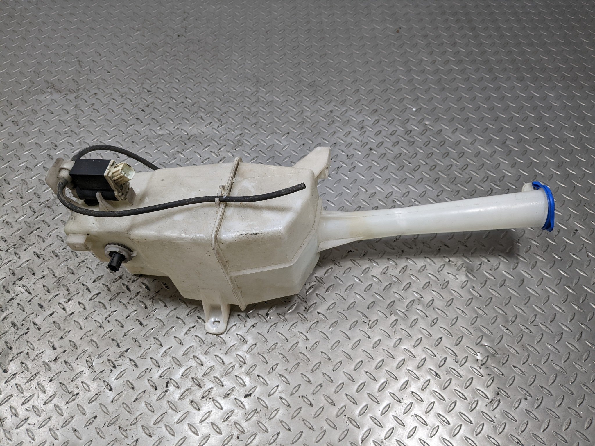 2013 - 2016 HYUNDAI SANTA FE OEM WINDSHIELD WASHER BOTTLE FLUID RESERVOIR TANK