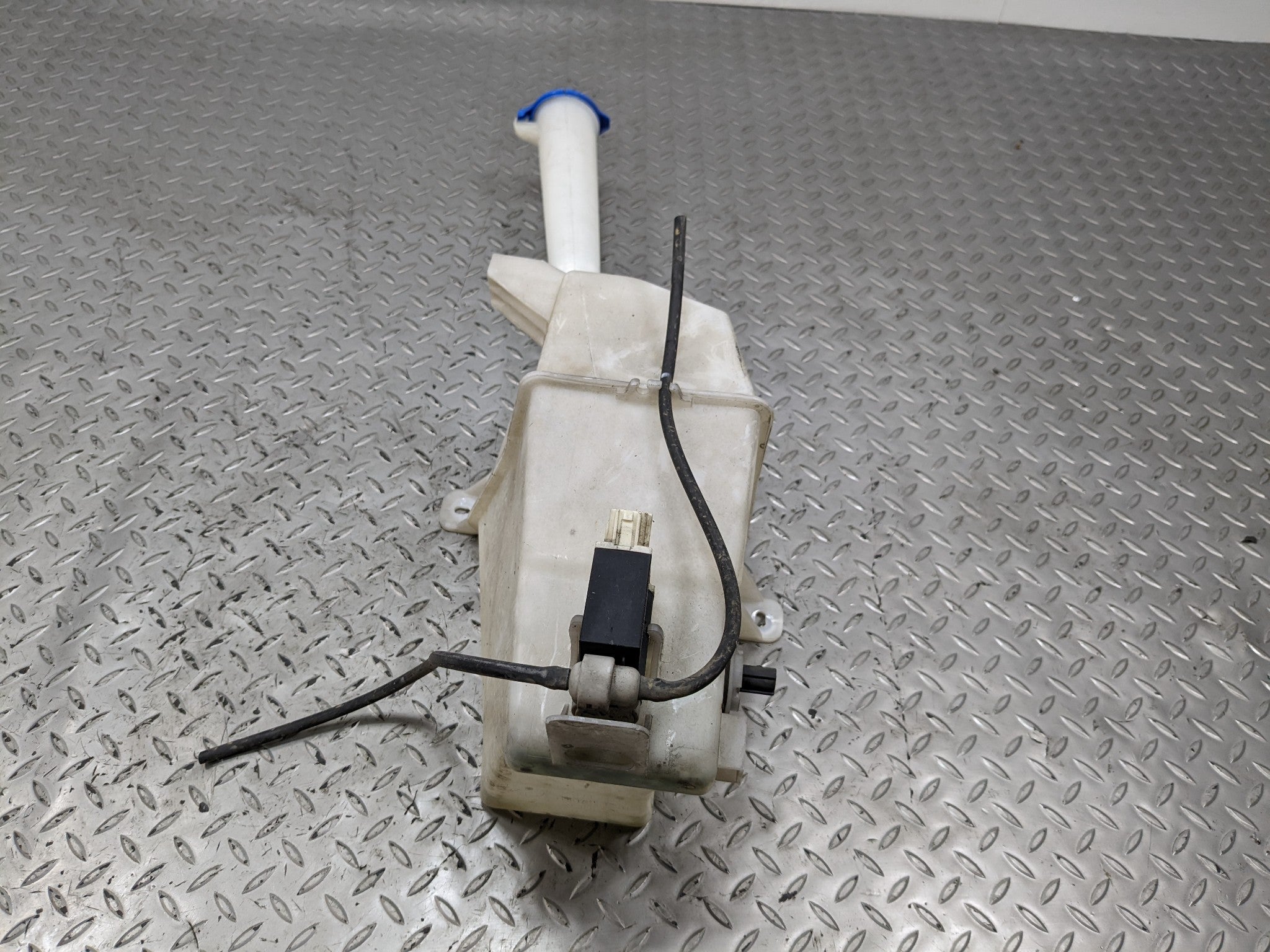 2013 - 2016 HYUNDAI SANTA FE OEM WINDSHIELD WASHER BOTTLE FLUID RESERVOIR TANK