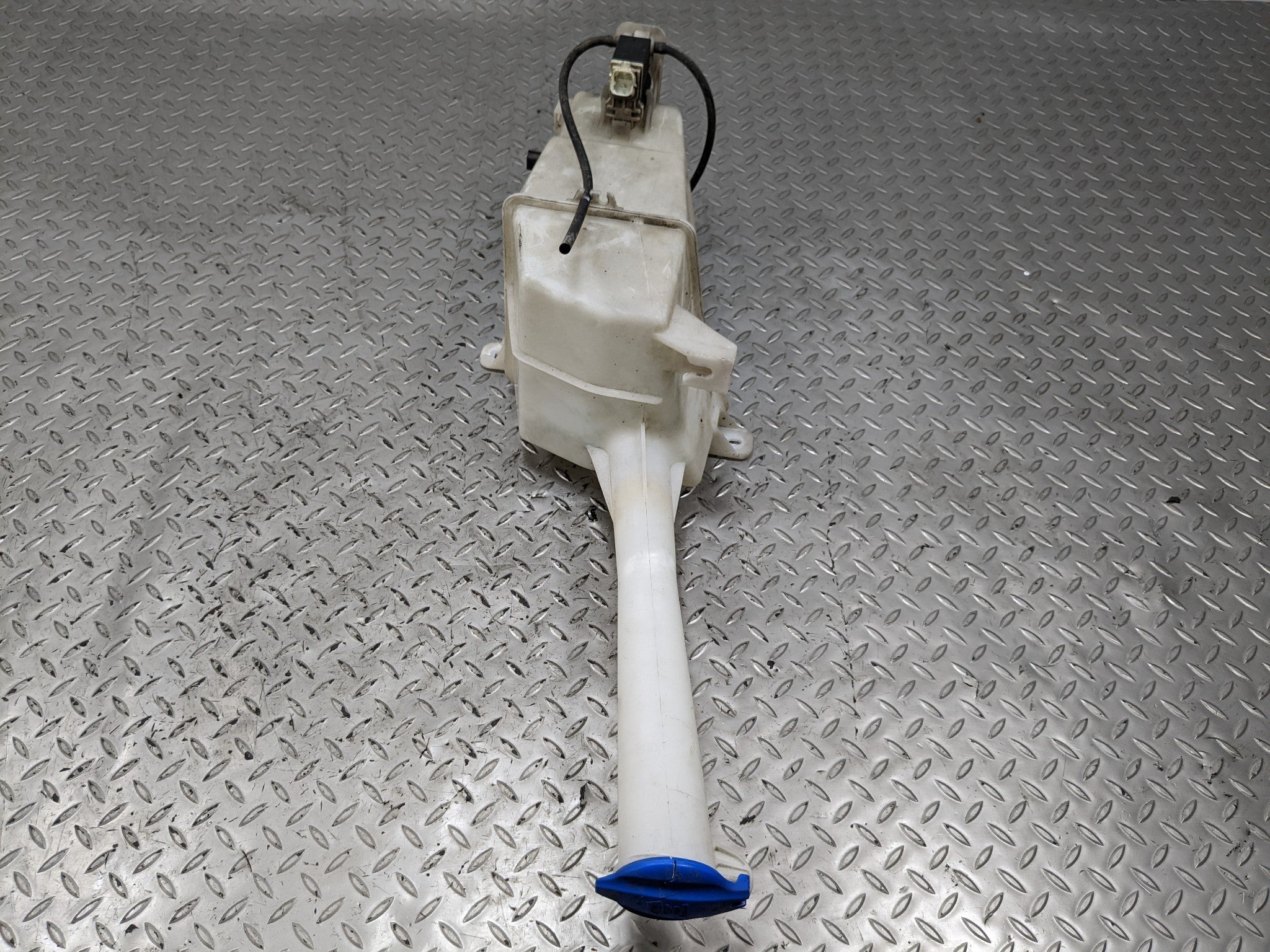 2013 - 2016 HYUNDAI SANTA FE OEM WINDSHIELD WASHER BOTTLE FLUID RESERVOIR TANK