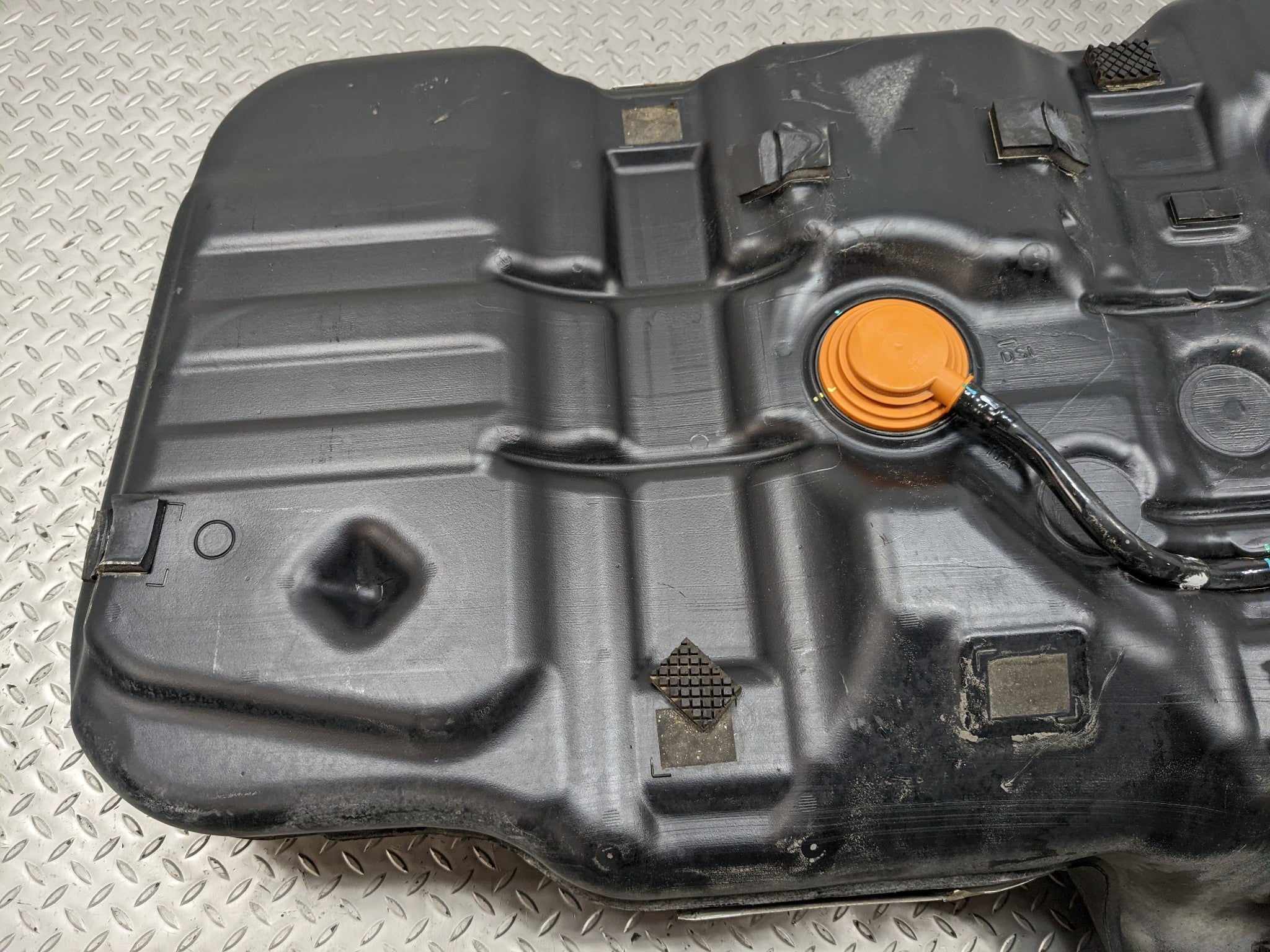 2013 - 2016 HYUNDAI SANTA FE OEM GASOLINE FUEL TANK RESERVIOR ASSEMBLY