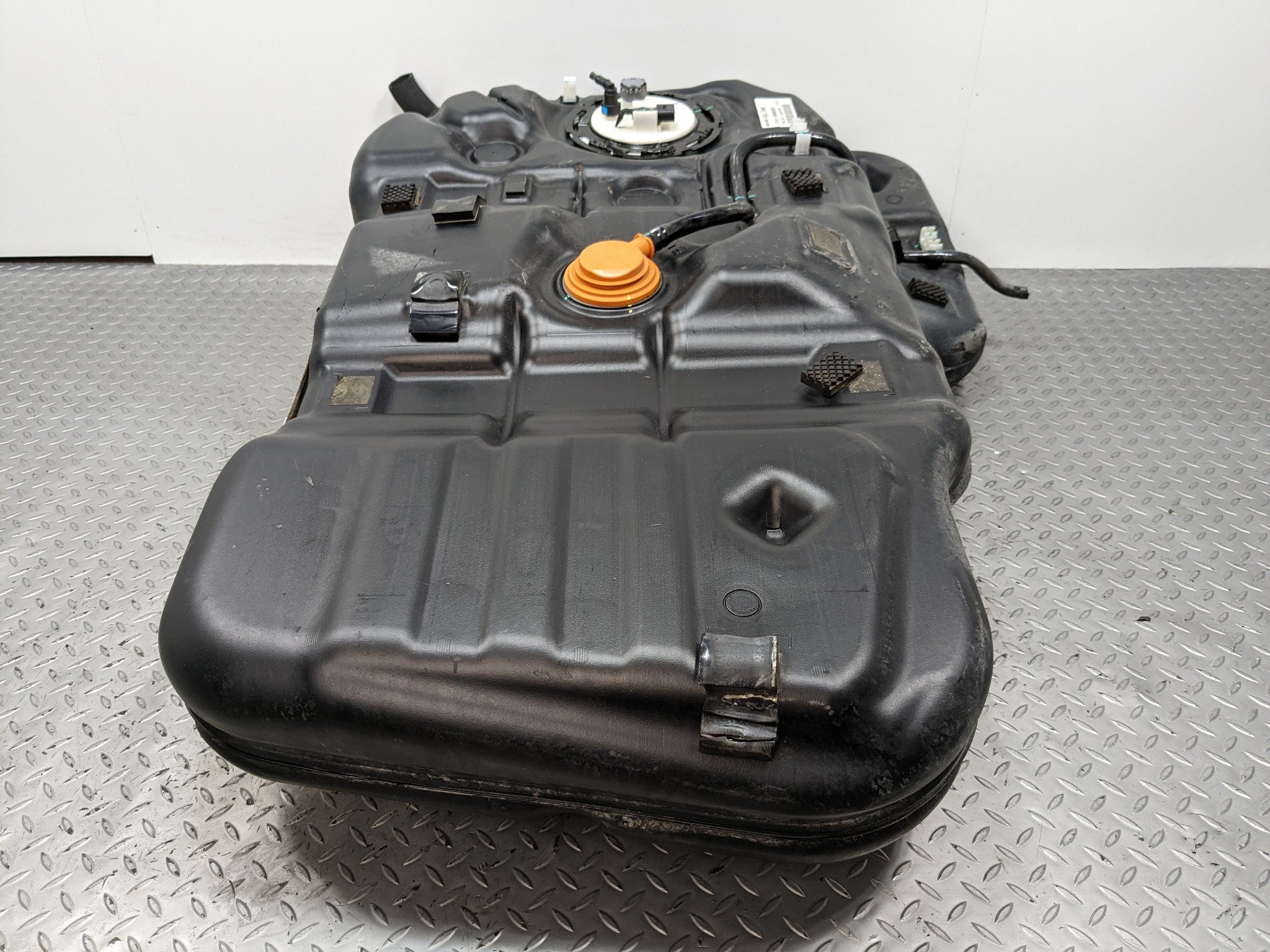 2013 - 2016 HYUNDAI SANTA FE OEM GASOLINE FUEL TANK RESERVIOR ASSEMBLY