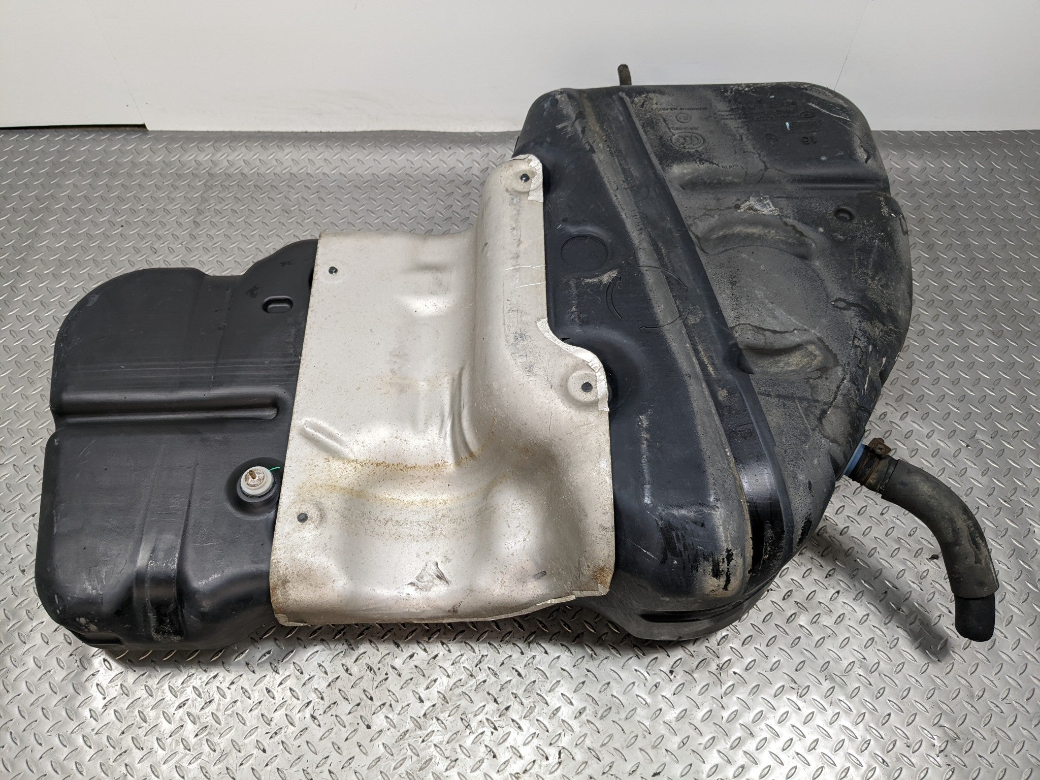 2013 - 2016 HYUNDAI SANTA FE OEM GASOLINE FUEL TANK RESERVIOR ASSEMBLY
