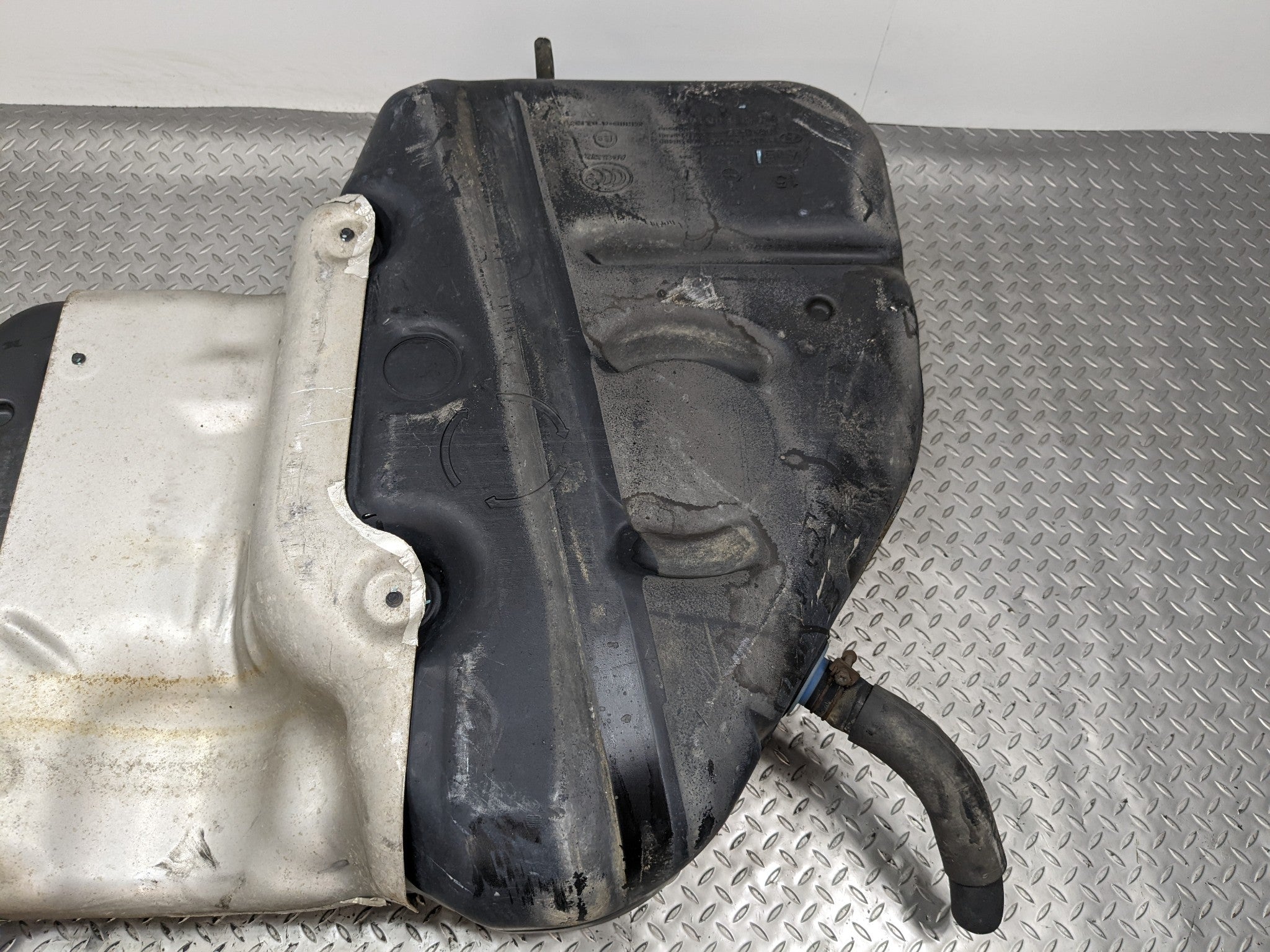 2013 - 2016 HYUNDAI SANTA FE OEM GASOLINE FUEL TANK RESERVIOR ASSEMBLY