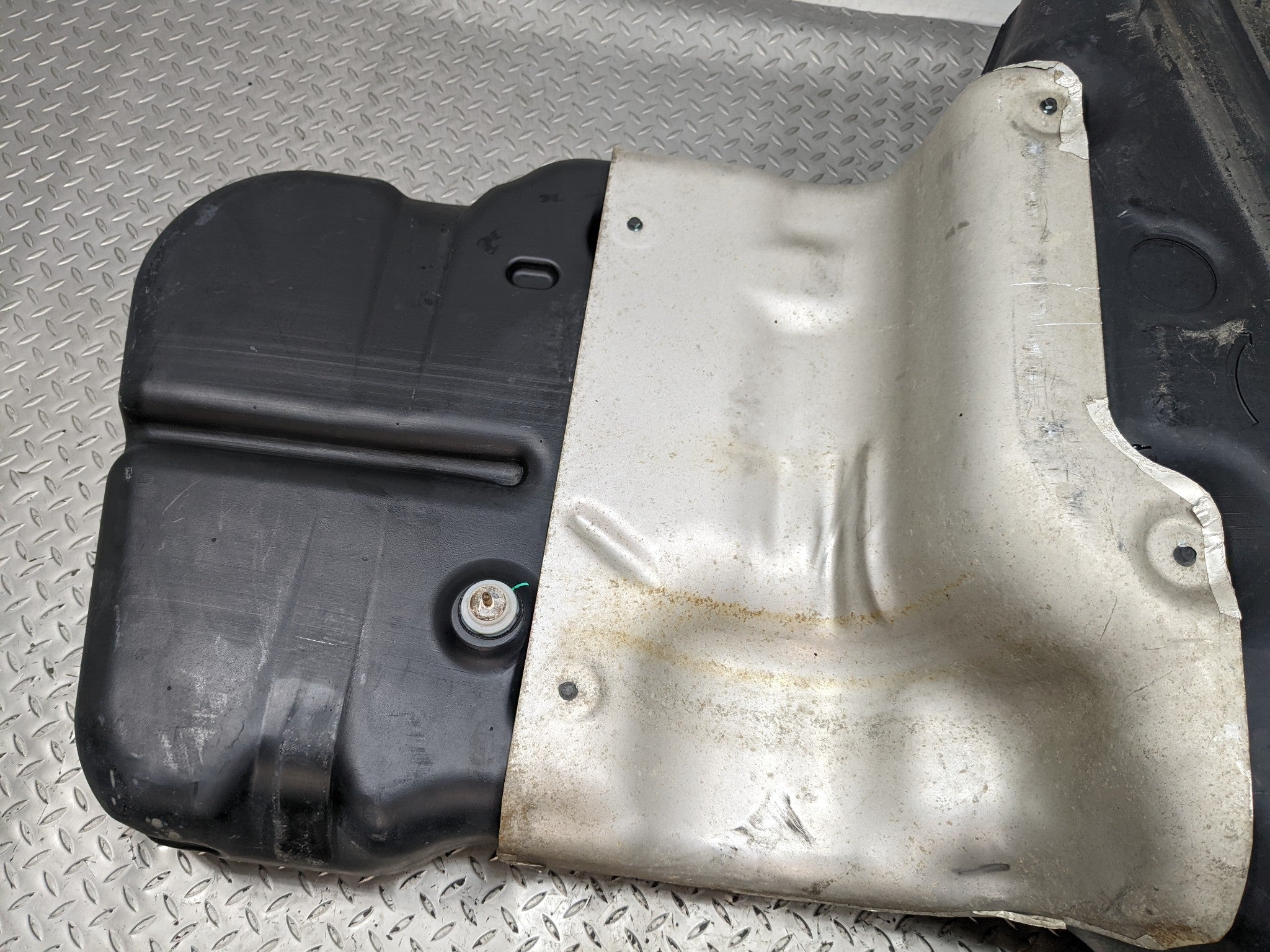 2013 - 2016 HYUNDAI SANTA FE OEM GASOLINE FUEL TANK RESERVIOR ASSEMBLY