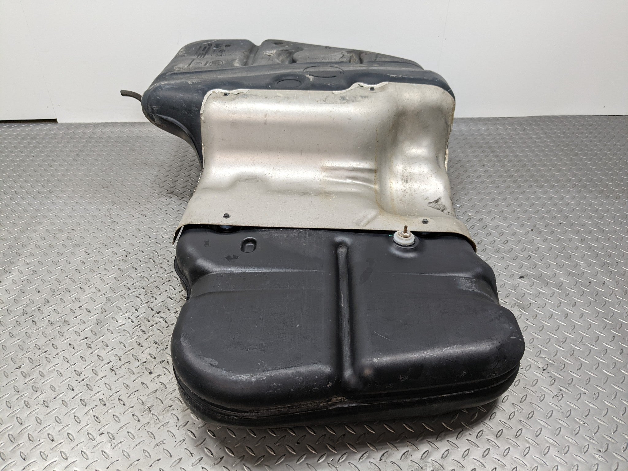 2013 - 2016 HYUNDAI SANTA FE OEM GASOLINE FUEL TANK RESERVIOR ASSEMBLY