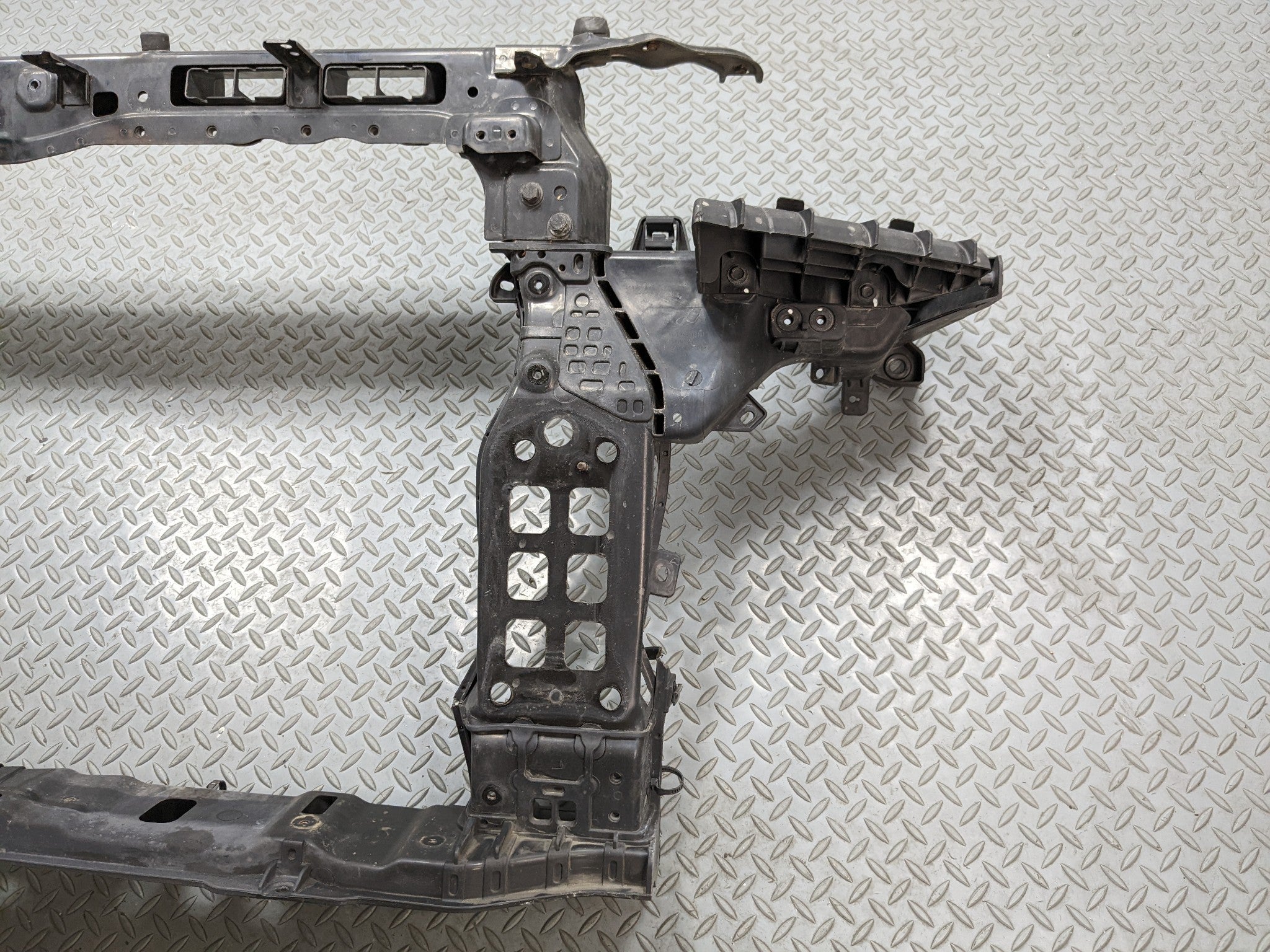2013 - 2016 HYUNDAI SANTA FE OEM 3.3L LWB RADIATOR CORE SUPPORT ASSEMBLY