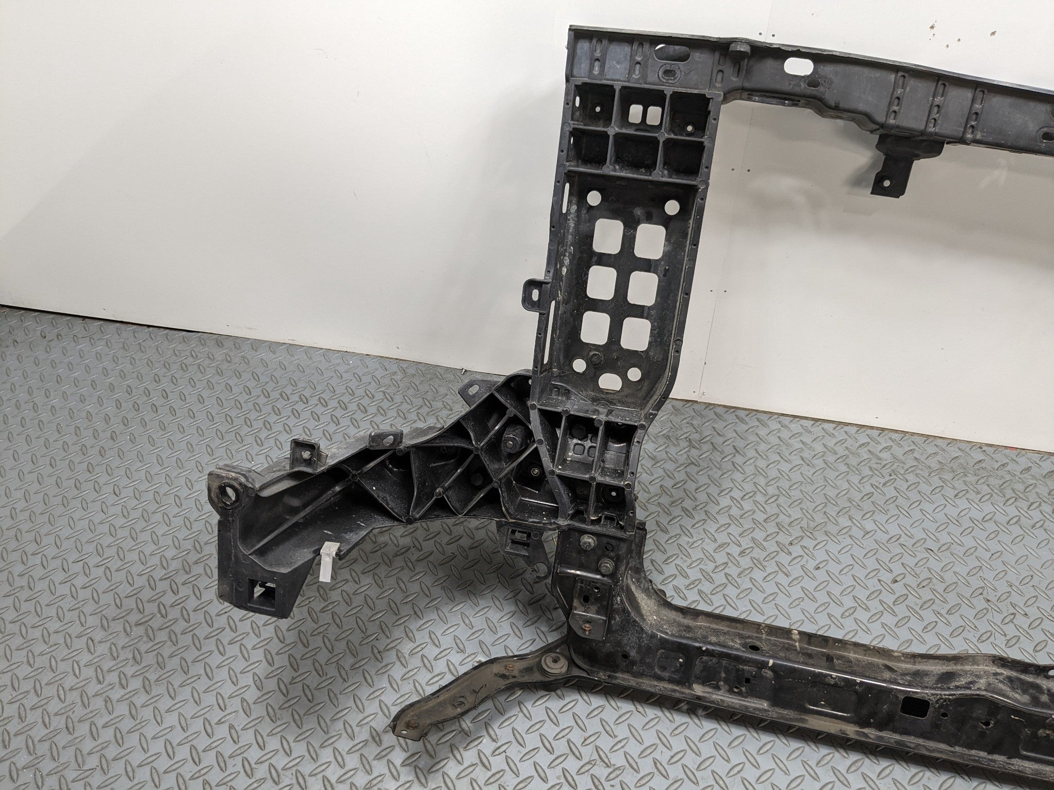 2013 - 2016 HYUNDAI SANTA FE OEM 3.3L LWB RADIATOR CORE SUPPORT ASSEMBLY