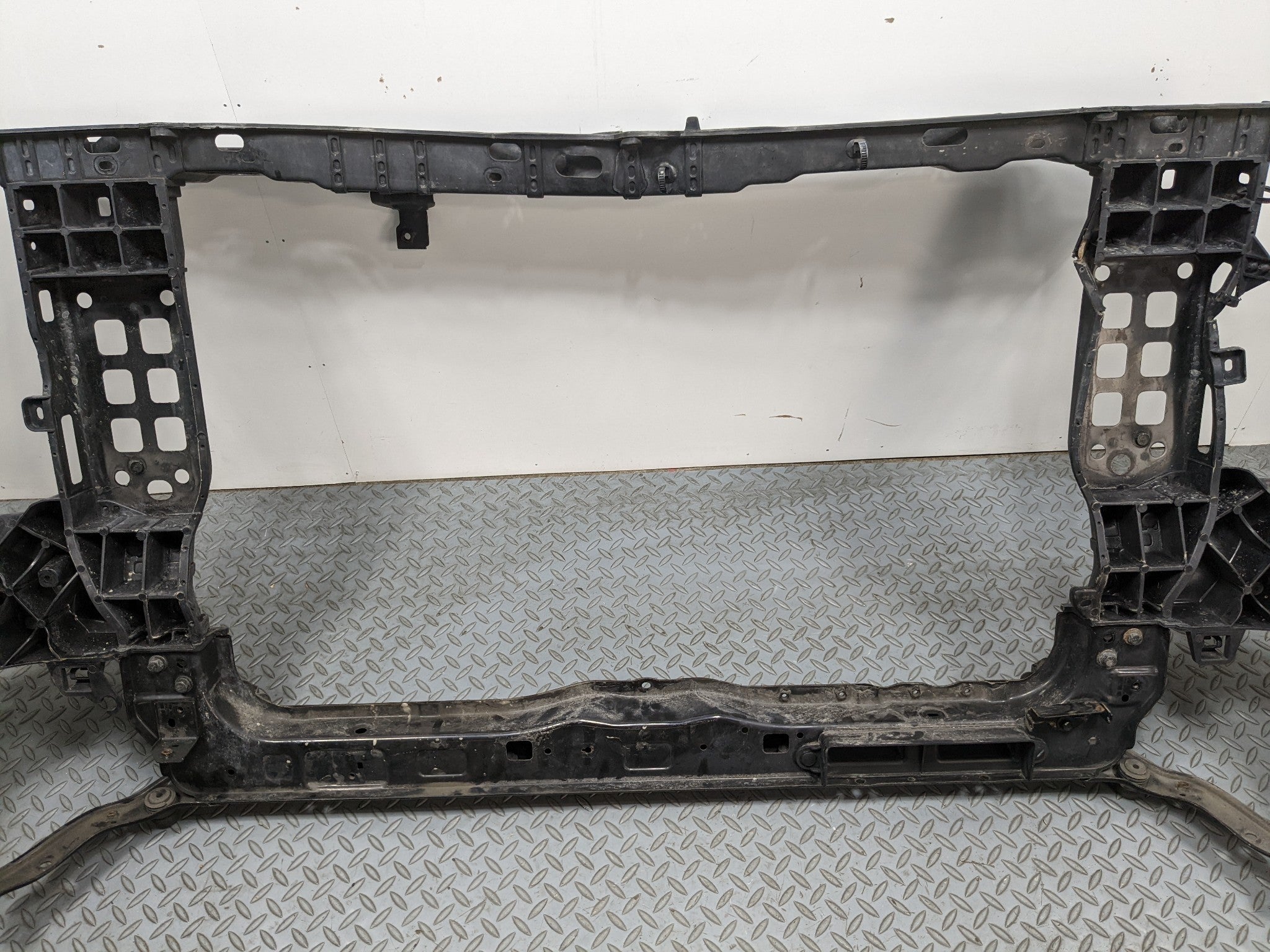 2013 - 2016 HYUNDAI SANTA FE OEM 3.3L LWB RADIATOR CORE SUPPORT ASSEMBLY