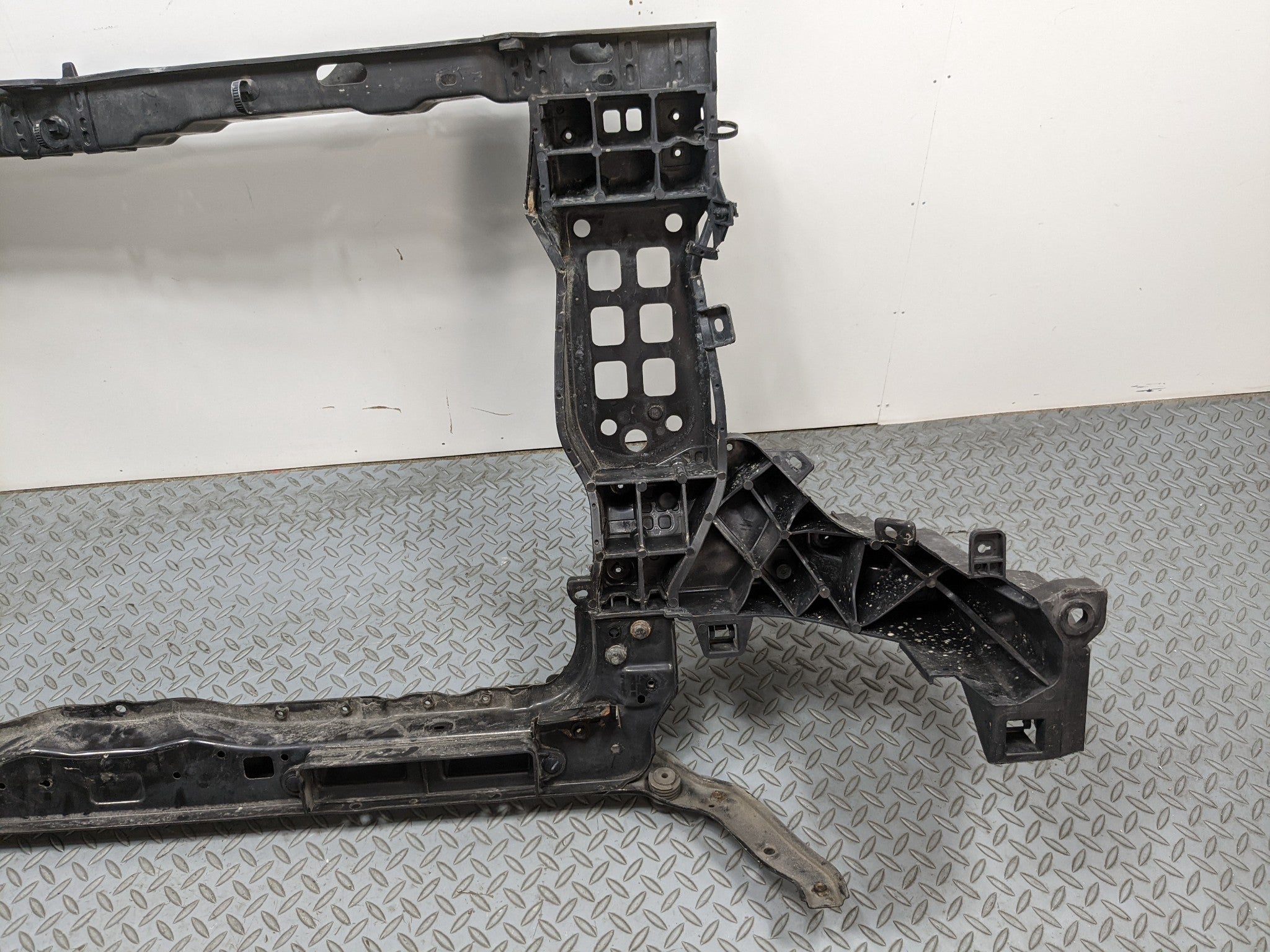 2013 - 2016 HYUNDAI SANTA FE OEM 3.3L LWB RADIATOR CORE SUPPORT ASSEMBLY