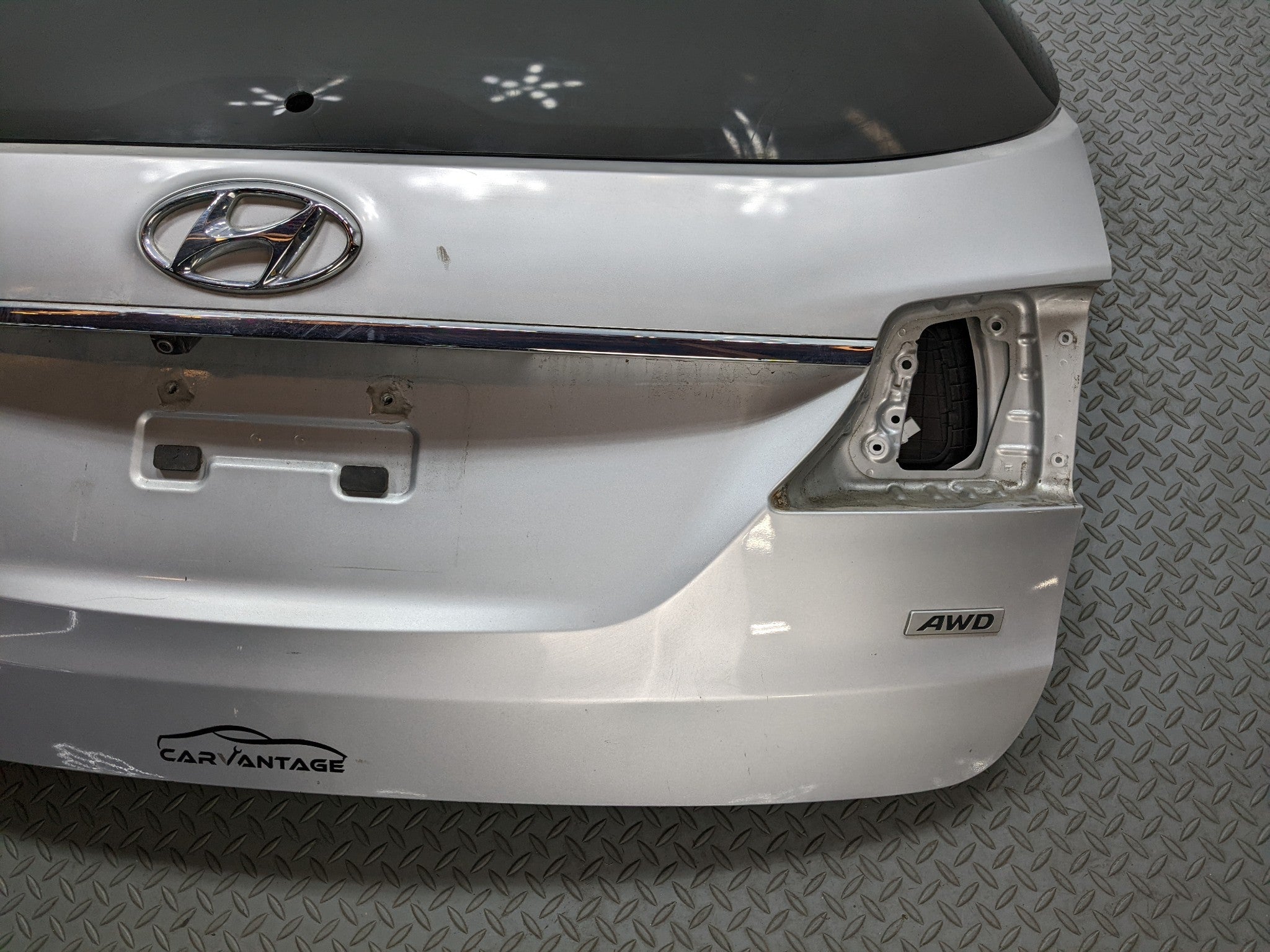 2013 - 2016 HYUNDAI SANTA FE OEM LIFTGATE SHELL PANEL WITH GLASS CIRCUIT SILVER