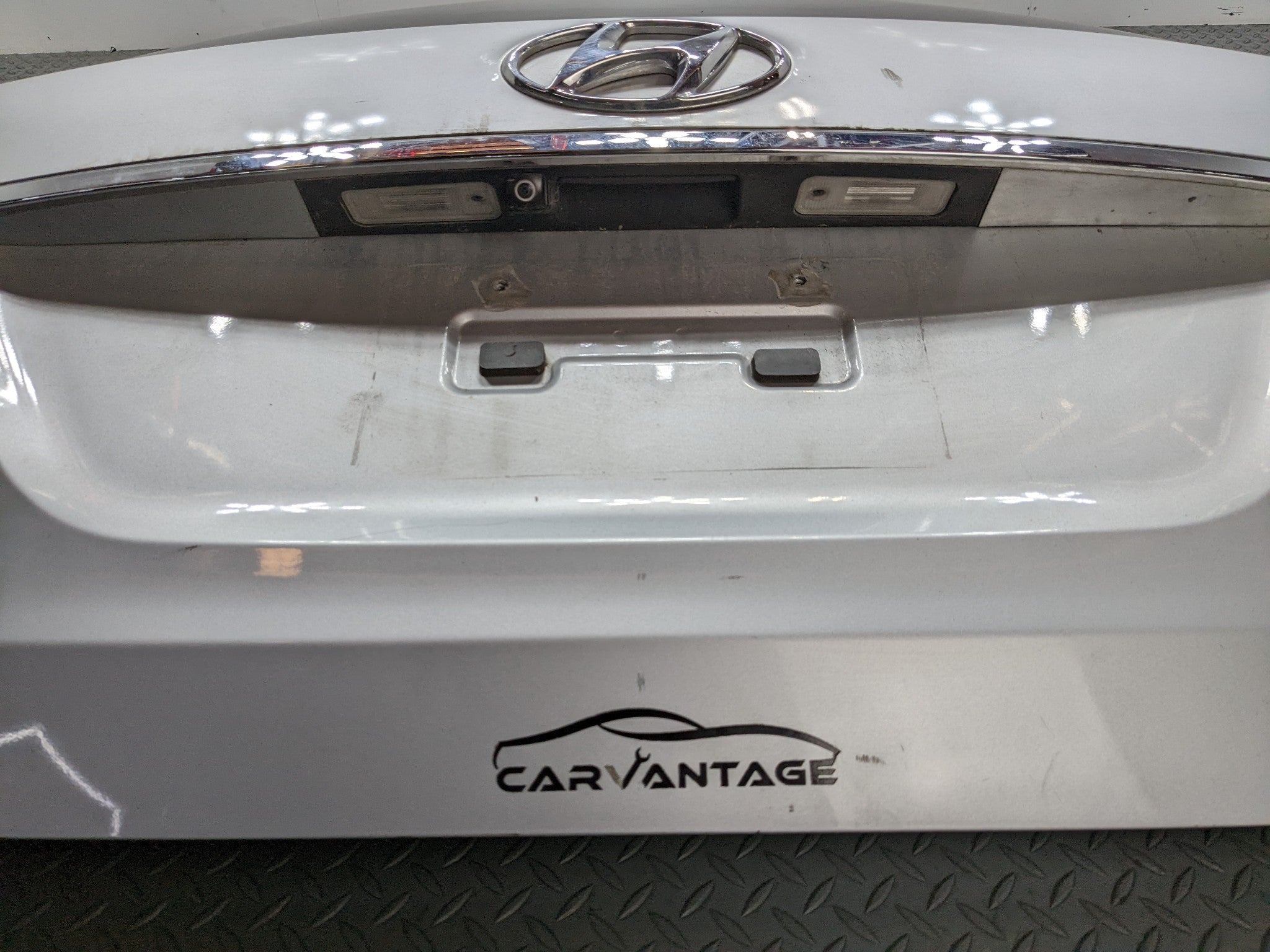 2013 - 2016 HYUNDAI SANTA FE OEM LIFTGATE SHELL PANEL WITH GLASS CIRCUIT SILVER