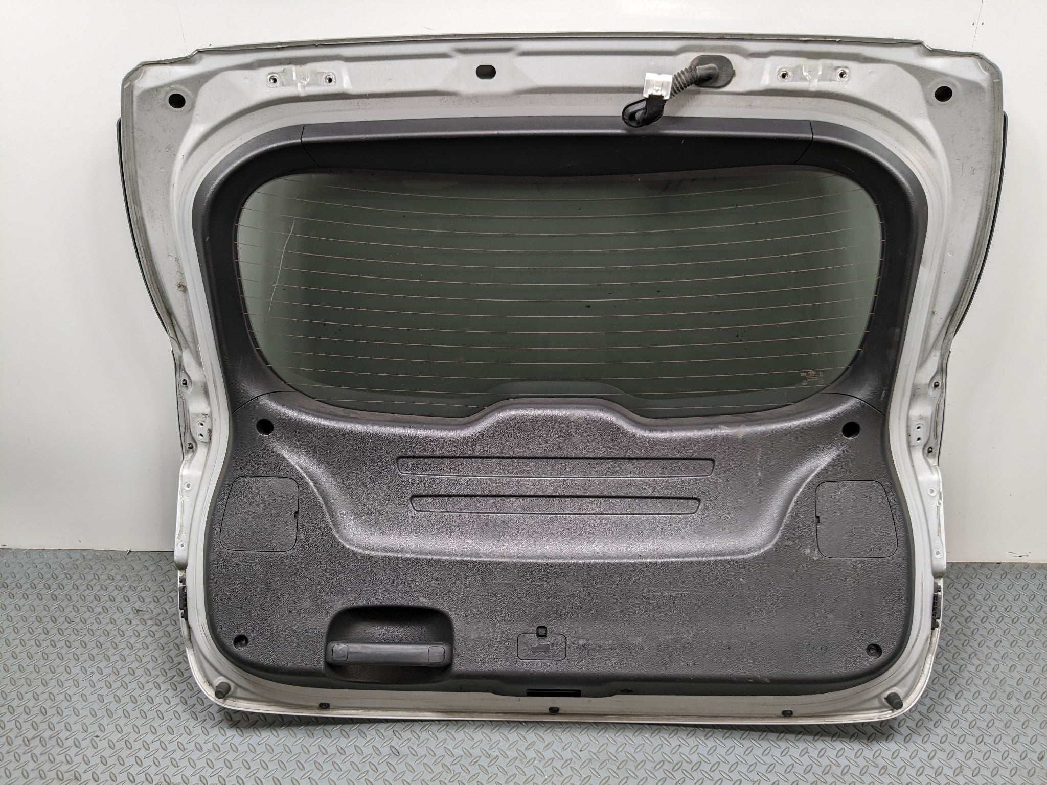 2013 - 2016 HYUNDAI SANTA FE OEM LIFTGATE SHELL PANEL WITH GLASS CIRCUIT SILVER