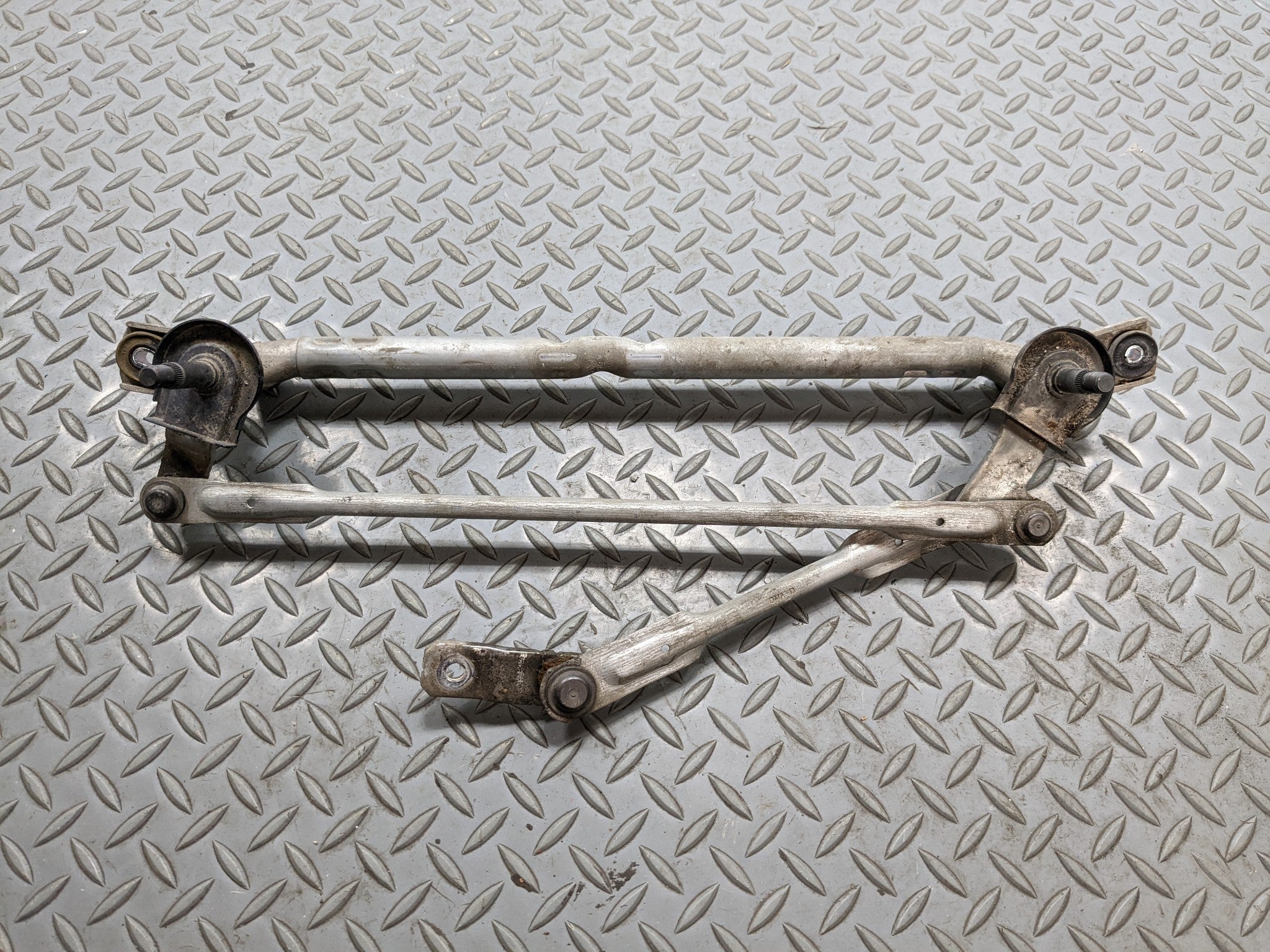 2013 - 2016 HYUNDAI SANTA FE OEM WINDSHIELD WIPER TRANSMISSION LINKAGE ASSEMBLY