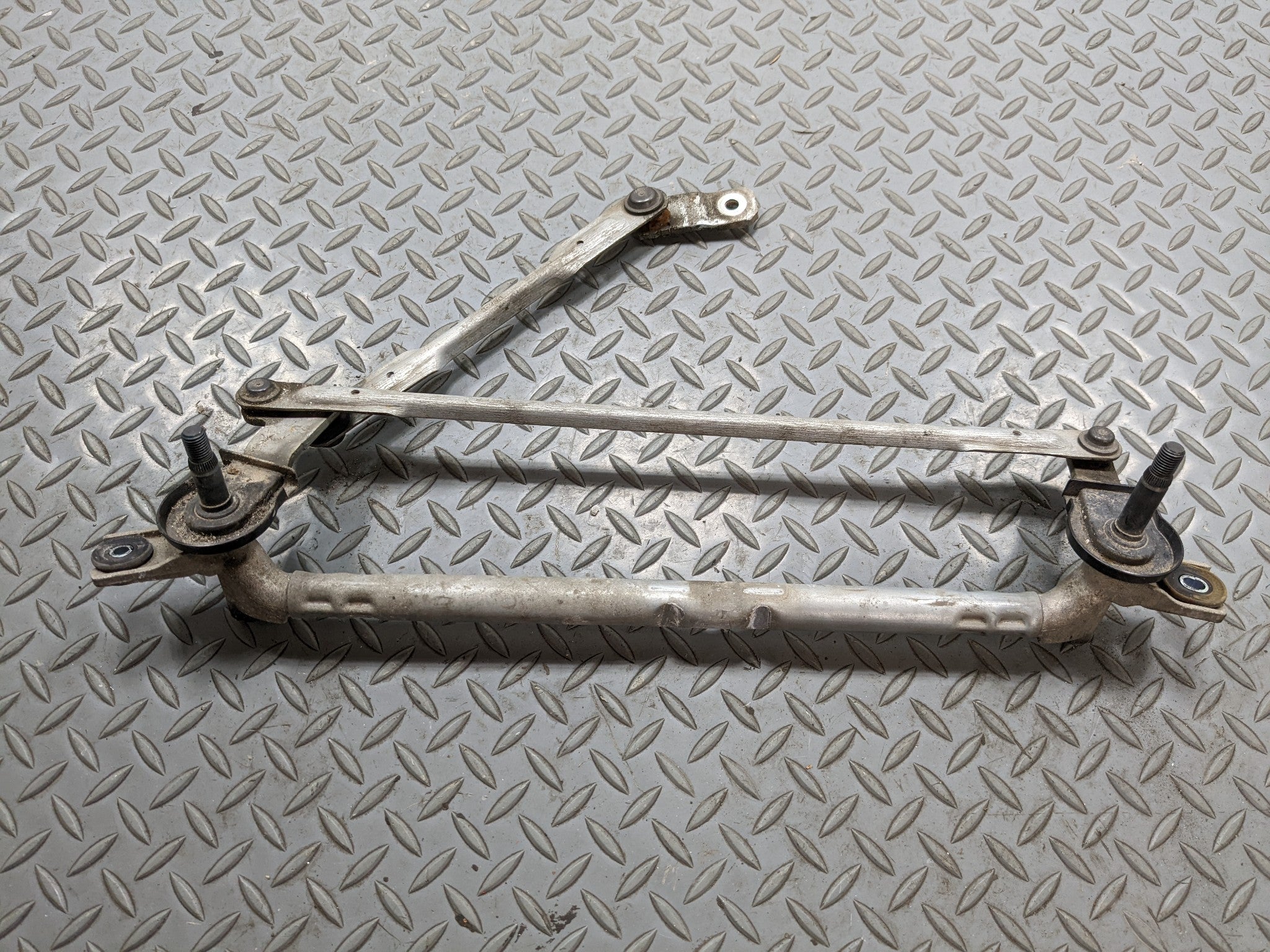 2013 - 2016 HYUNDAI SANTA FE OEM WINDSHIELD WIPER TRANSMISSION LINKAGE ASSEMBLY