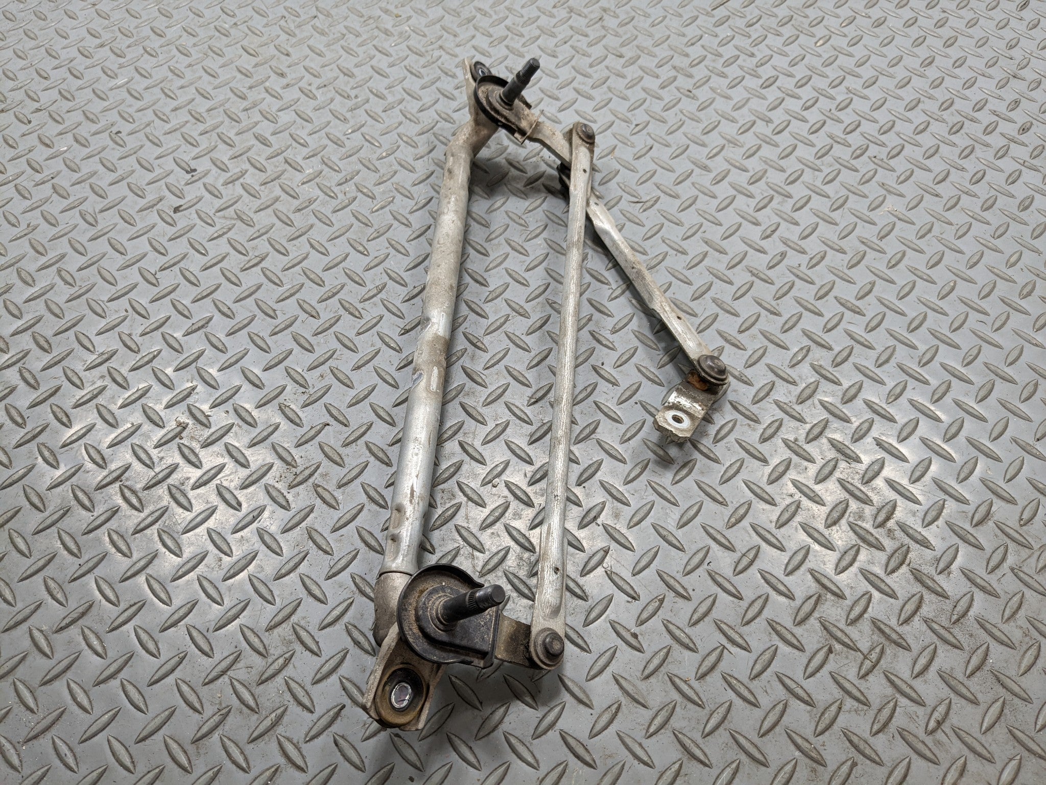 2013 - 2016 HYUNDAI SANTA FE OEM WINDSHIELD WIPER TRANSMISSION LINKAGE ASSEMBLY