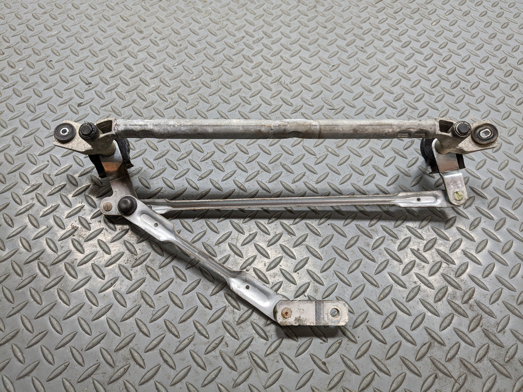2013 - 2016 HYUNDAI SANTA FE OEM WINDSHIELD WIPER TRANSMISSION LINKAGE ASSEMBLY