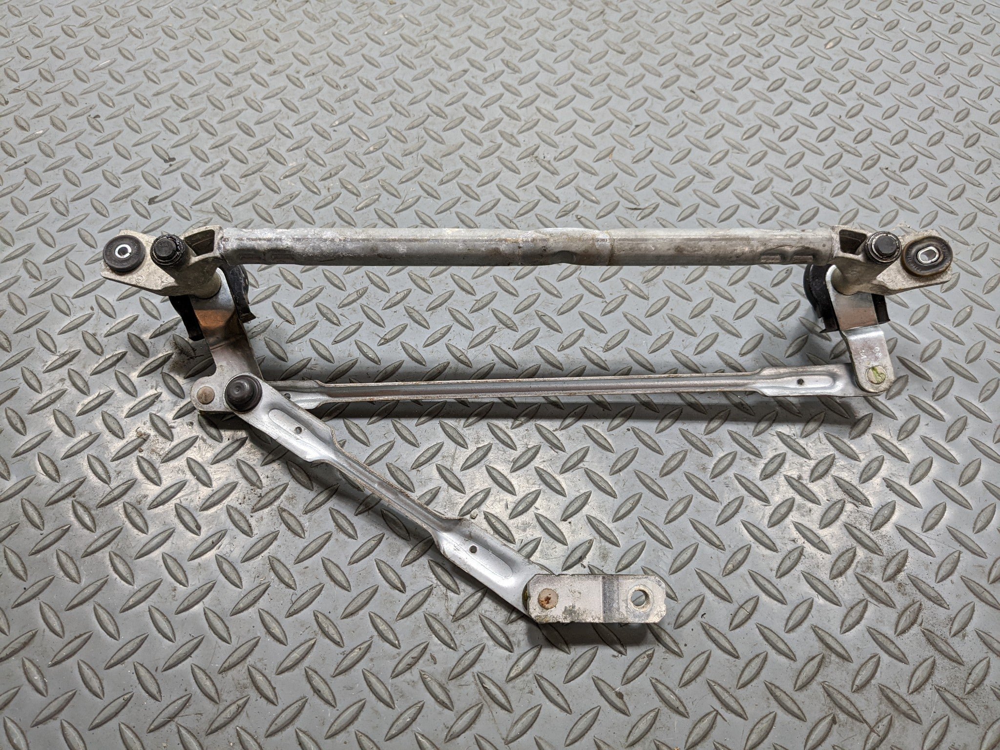 2013 - 2016 HYUNDAI SANTA FE OEM WINDSHIELD WIPER TRANSMISSION LINKAGE ASSEMBLY