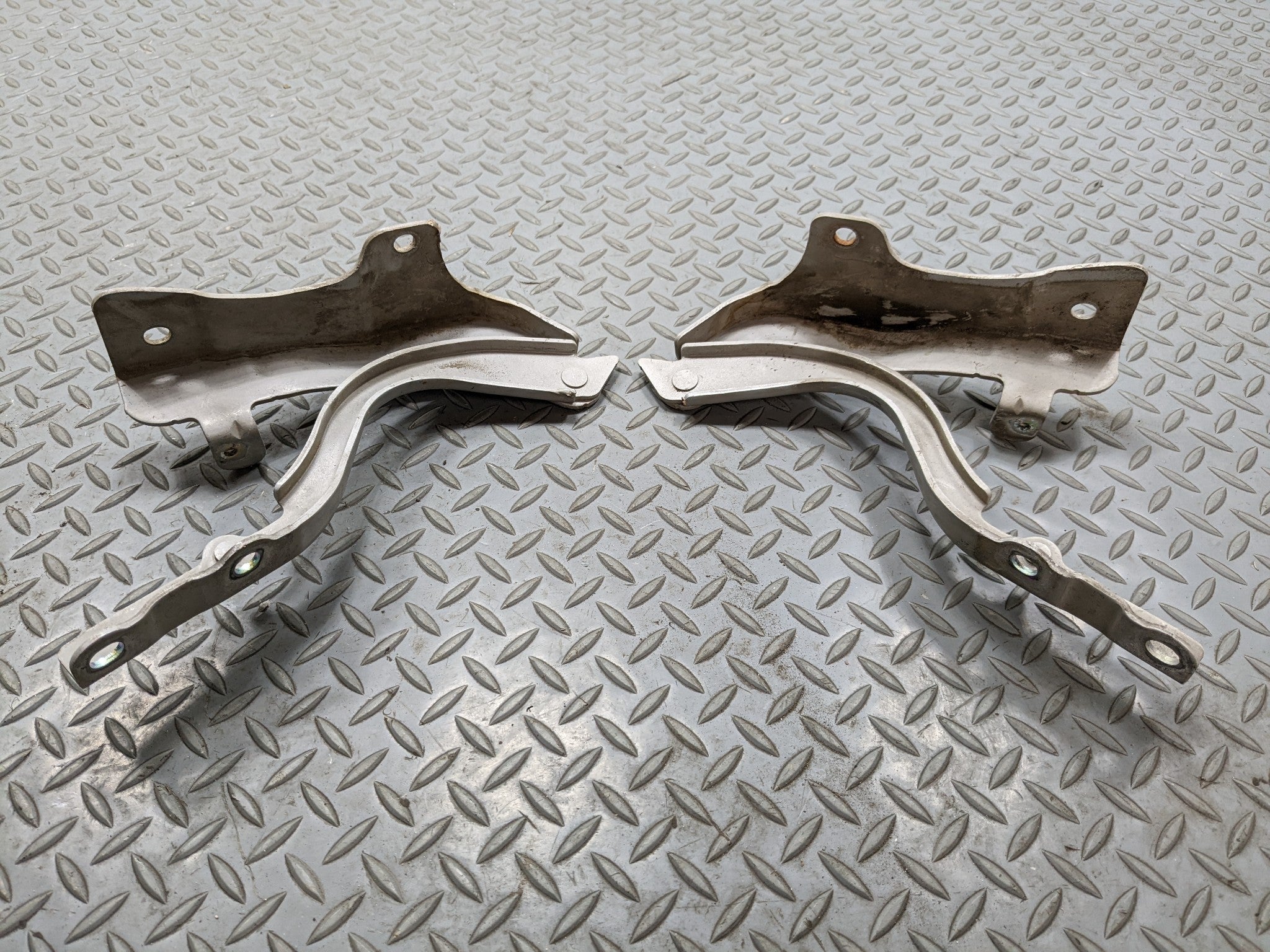 2013 - 2016 HYUNDAI SANTA FE OEM HOOD HINGE SET FRONT LEFT AND RIGHT SIDE