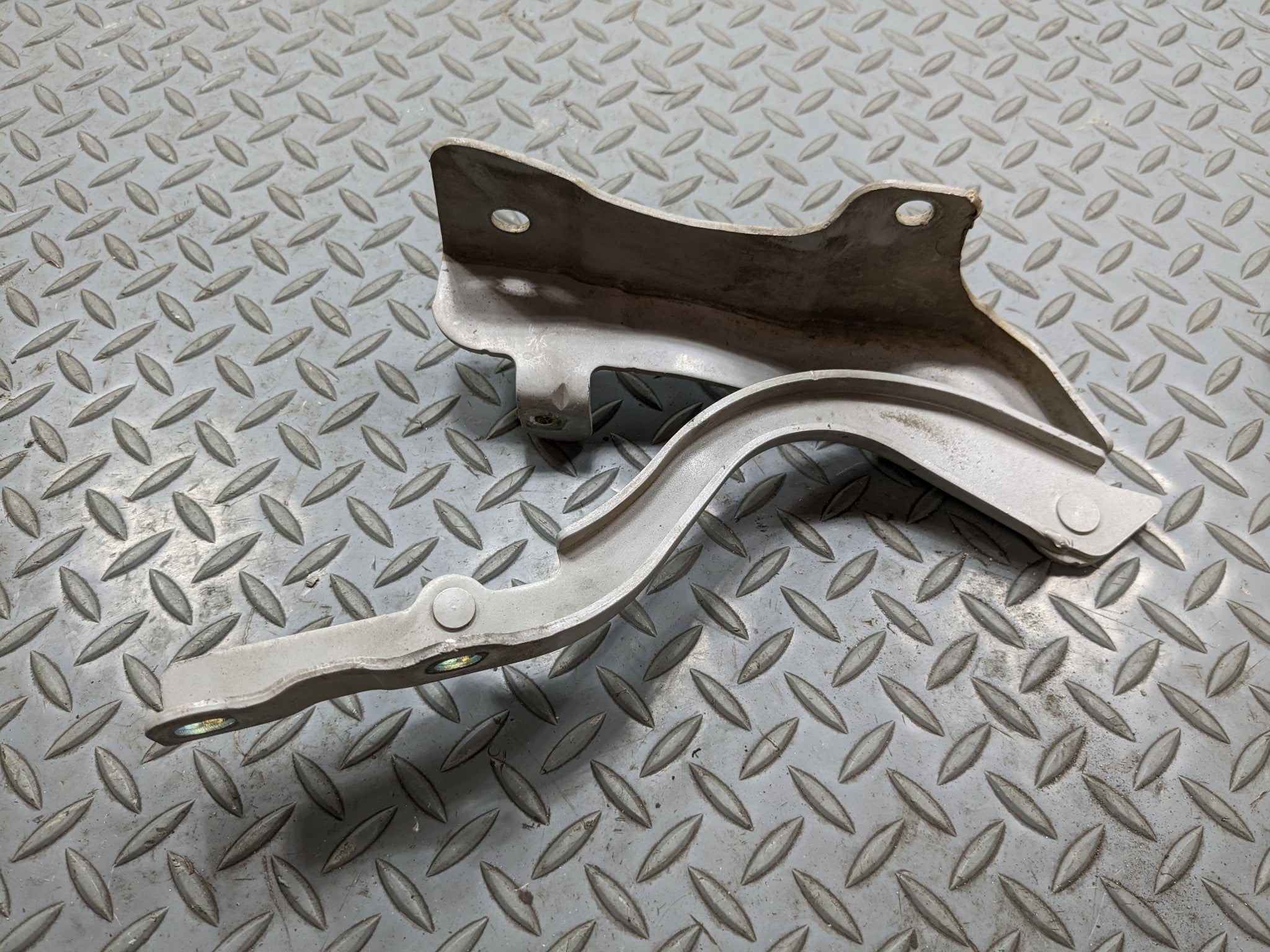 2013 - 2016 HYUNDAI SANTA FE OEM HOOD HINGE SET FRONT LEFT AND RIGHT SIDE