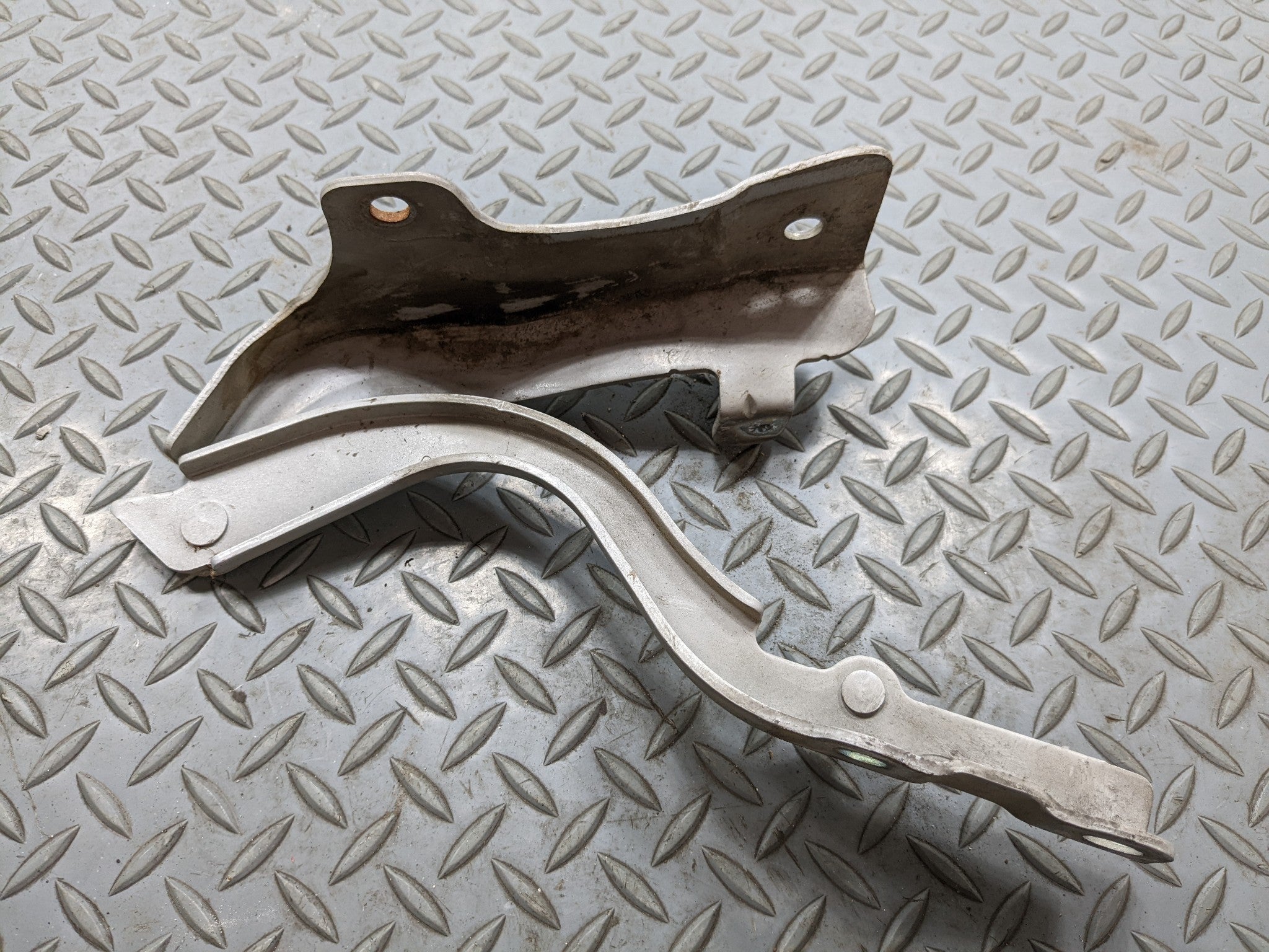 2013 - 2016 HYUNDAI SANTA FE OEM HOOD HINGE SET FRONT LEFT AND RIGHT SIDE