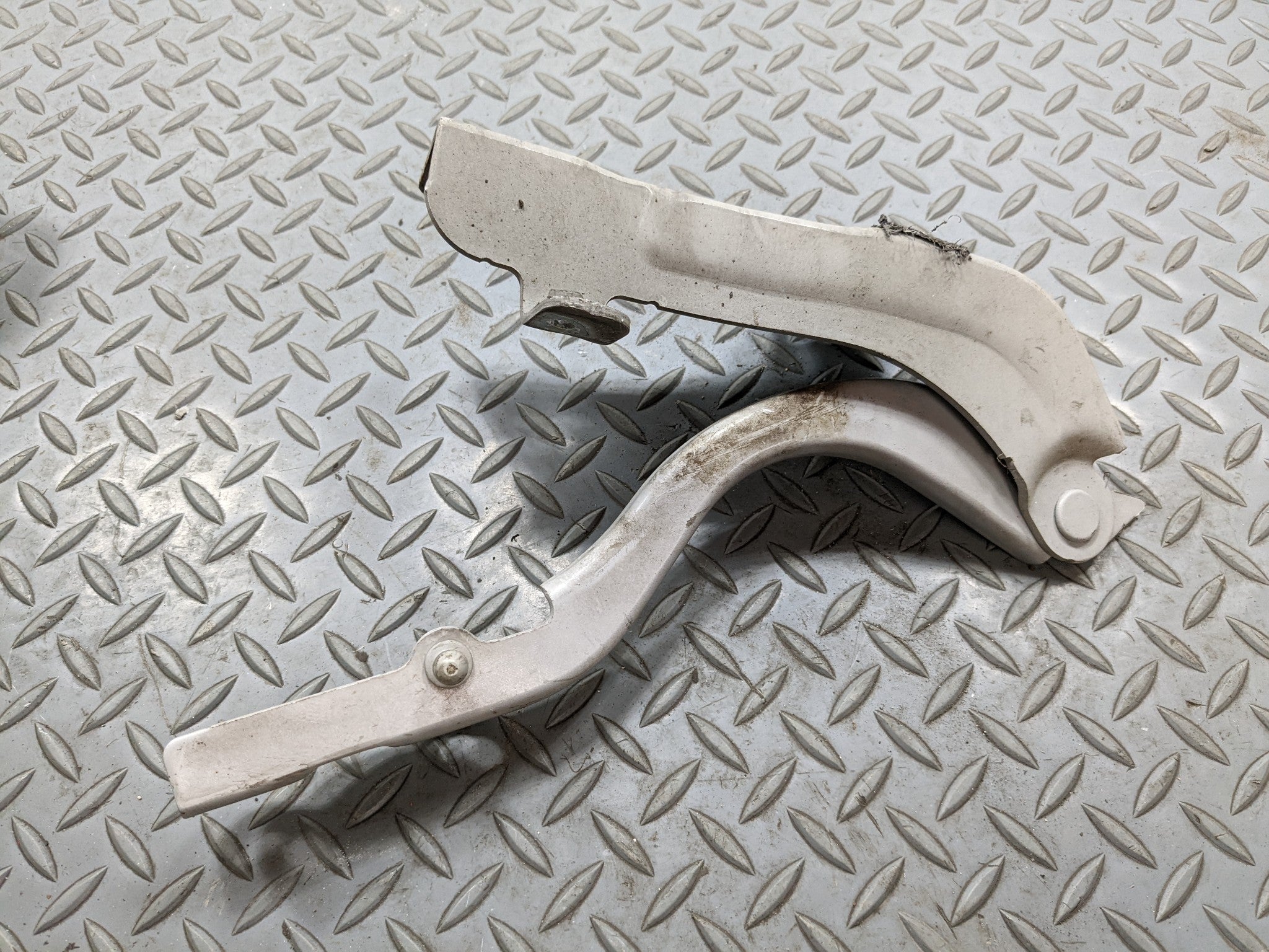 2013 - 2016 HYUNDAI SANTA FE OEM HOOD HINGE SET FRONT LEFT AND RIGHT SIDE