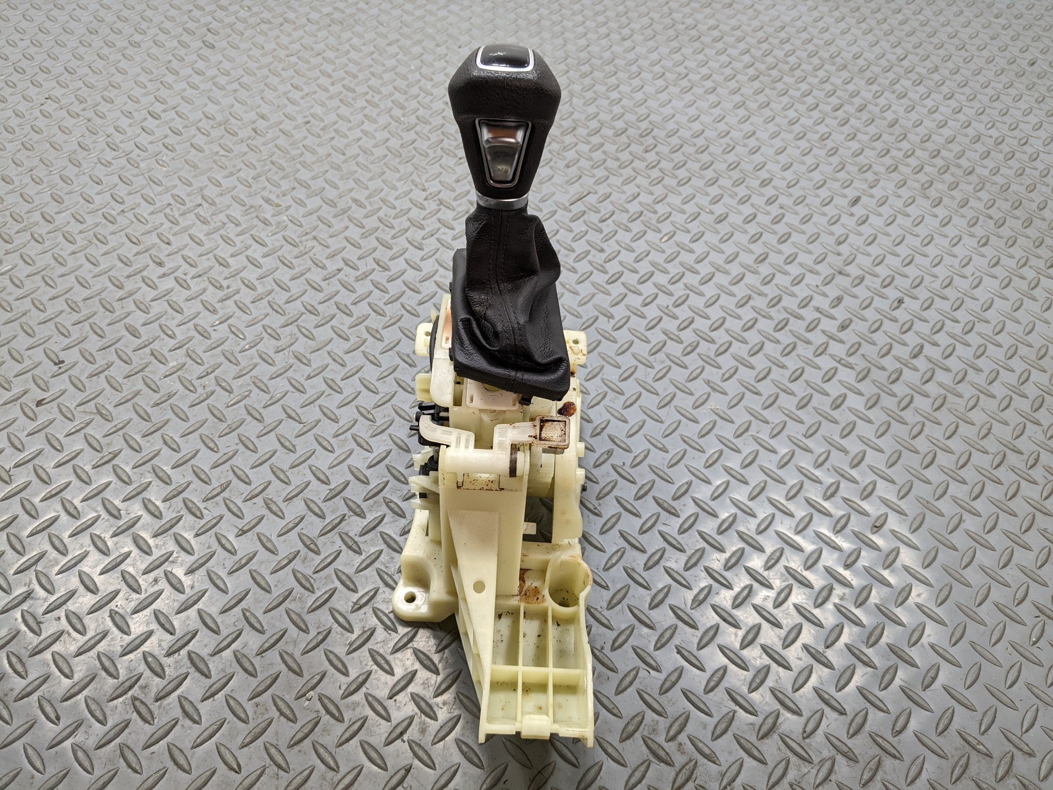 2013 - 2016 HYUNDAI SANTA FE OEM AUTOMATIC TRANSMISSION FLOOR SHIFTER ASSEMBLY