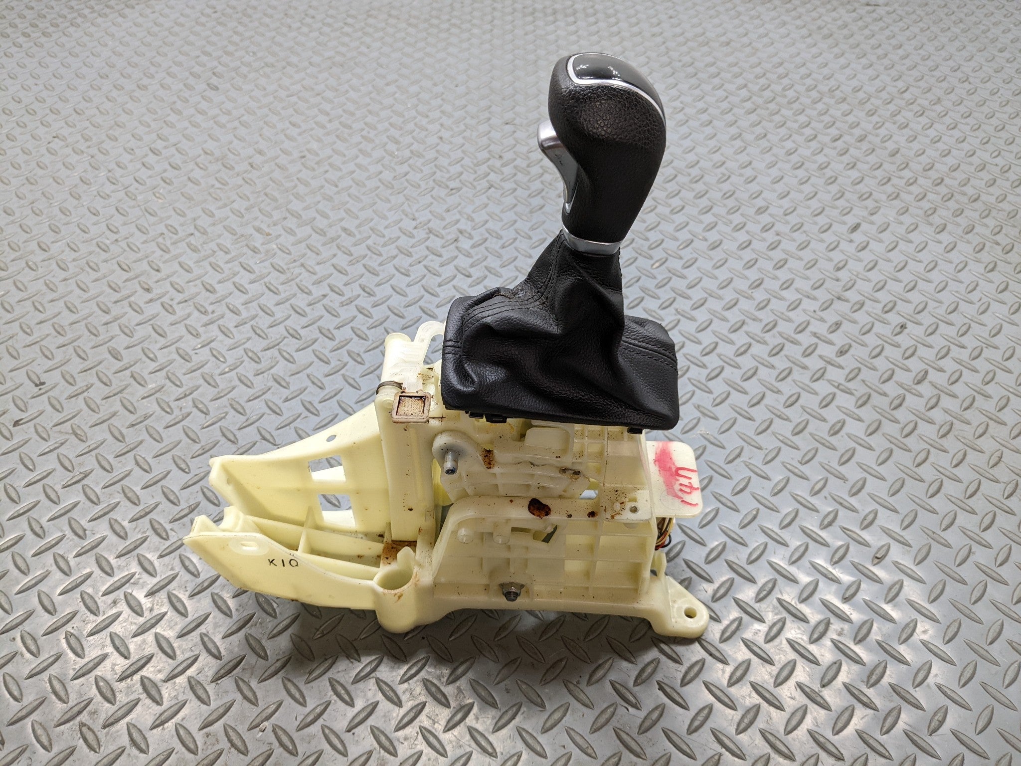 2013 - 2016 HYUNDAI SANTA FE OEM AUTOMATIC TRANSMISSION FLOOR SHIFTER ASSEMBLY
