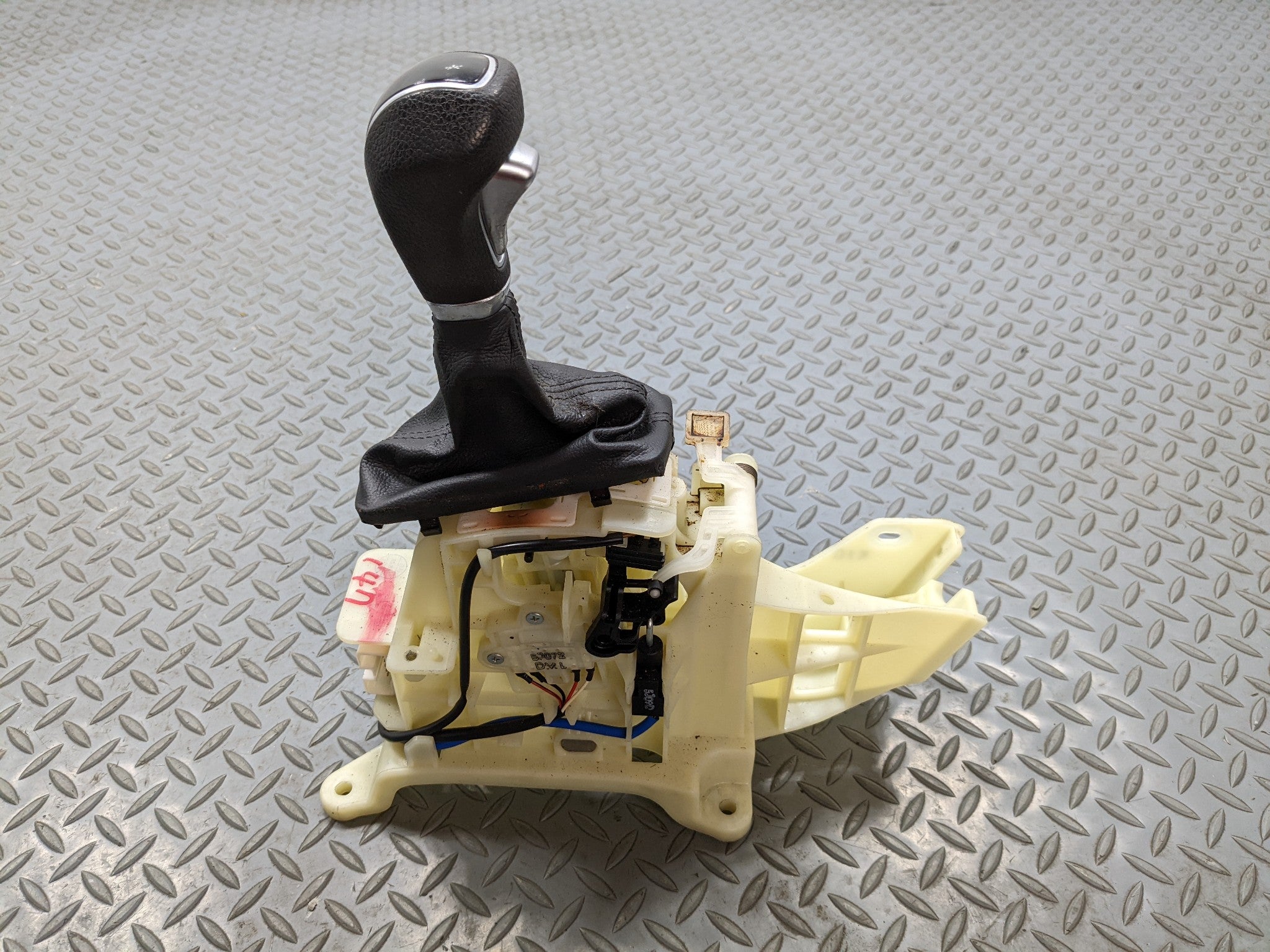2013 - 2016 HYUNDAI SANTA FE OEM AUTOMATIC TRANSMISSION FLOOR SHIFTER ASSEMBLY