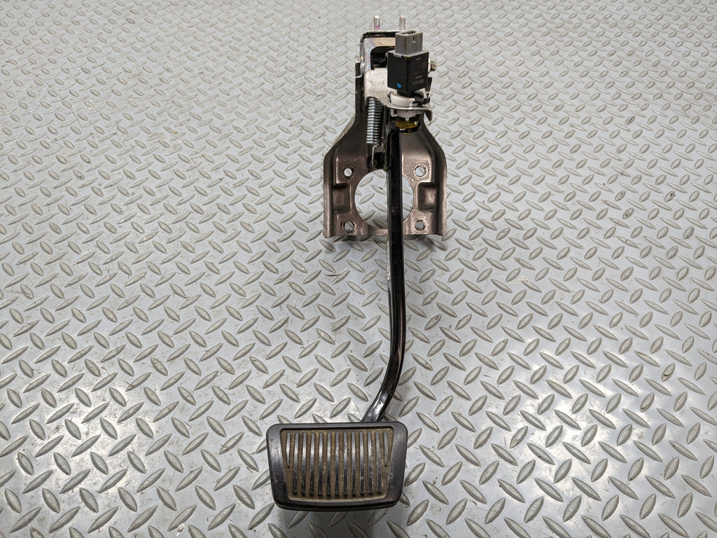 2013 - 2016 HYUNDAI SANTA FE OEM PARKING BRAKE PEDAL ASSEMBLY WITH BRACKET