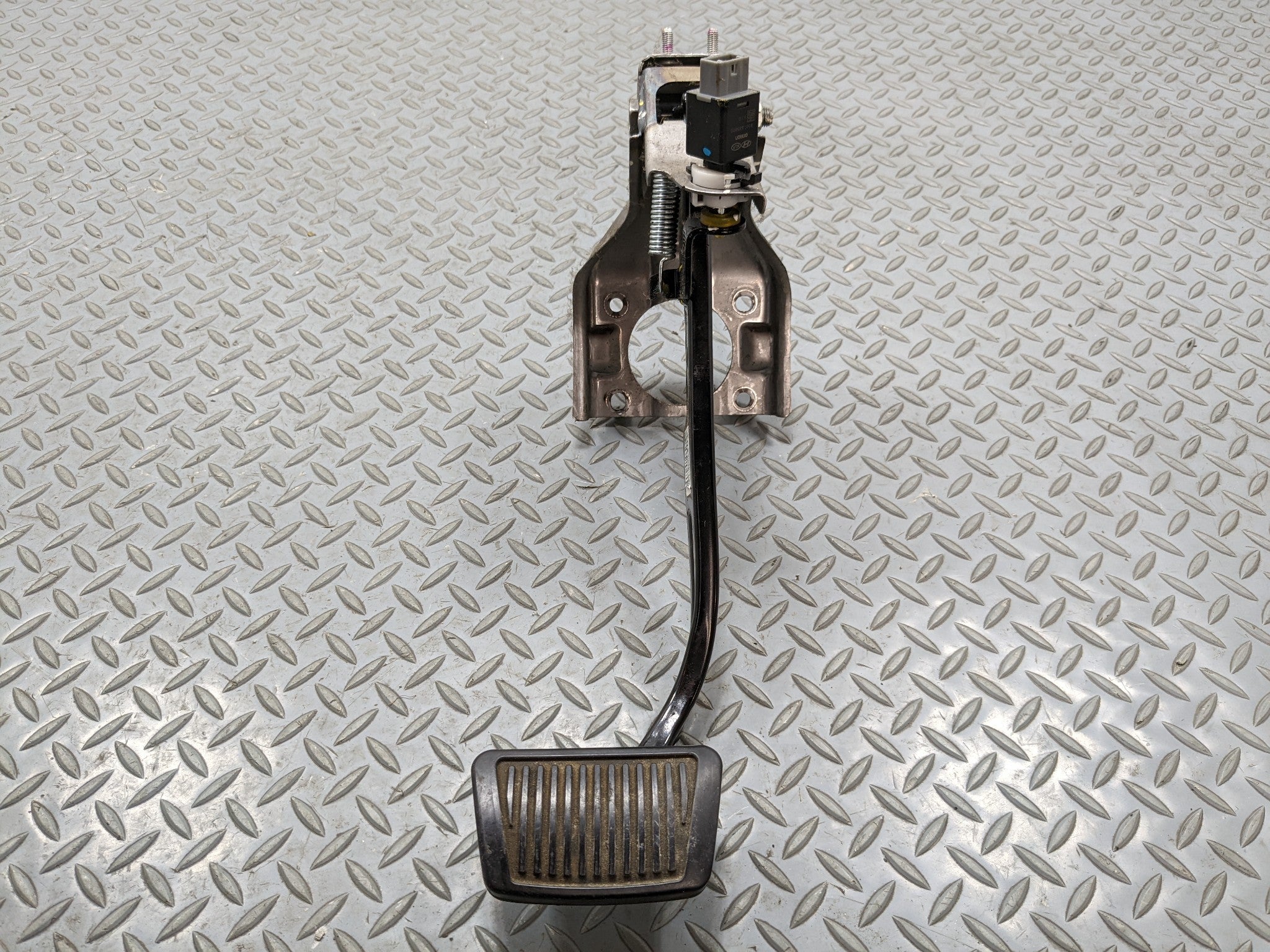 2013 - 2016 HYUNDAI SANTA FE OEM PARKING BRAKE PEDAL ASSEMBLY WITH BRACKET