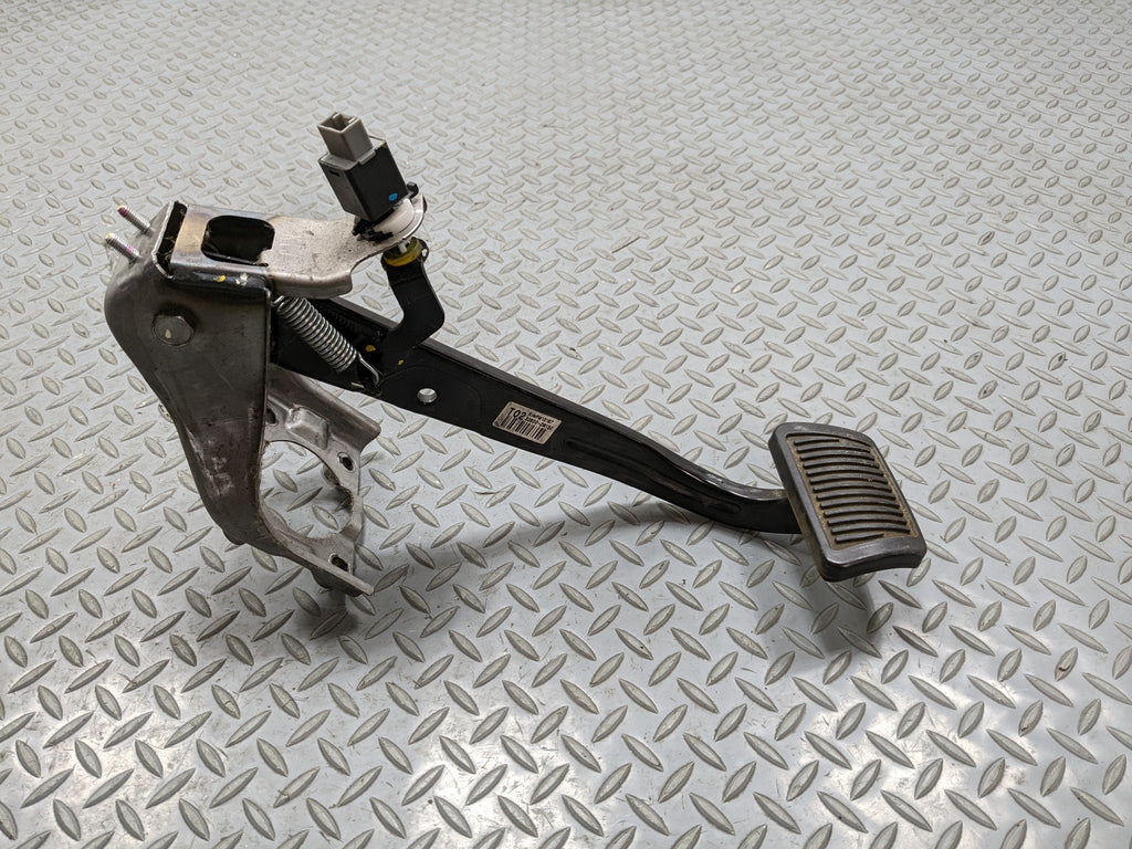 2013 - 2016 HYUNDAI SANTA FE OEM PARKING BRAKE PEDAL ASSEMBLY WITH BRACKET