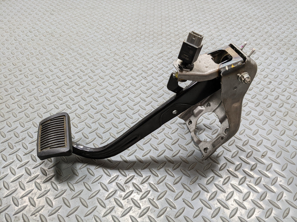 2013 - 2016 HYUNDAI SANTA FE OEM PARKING BRAKE PEDAL ASSEMBLY WITH BRACKET