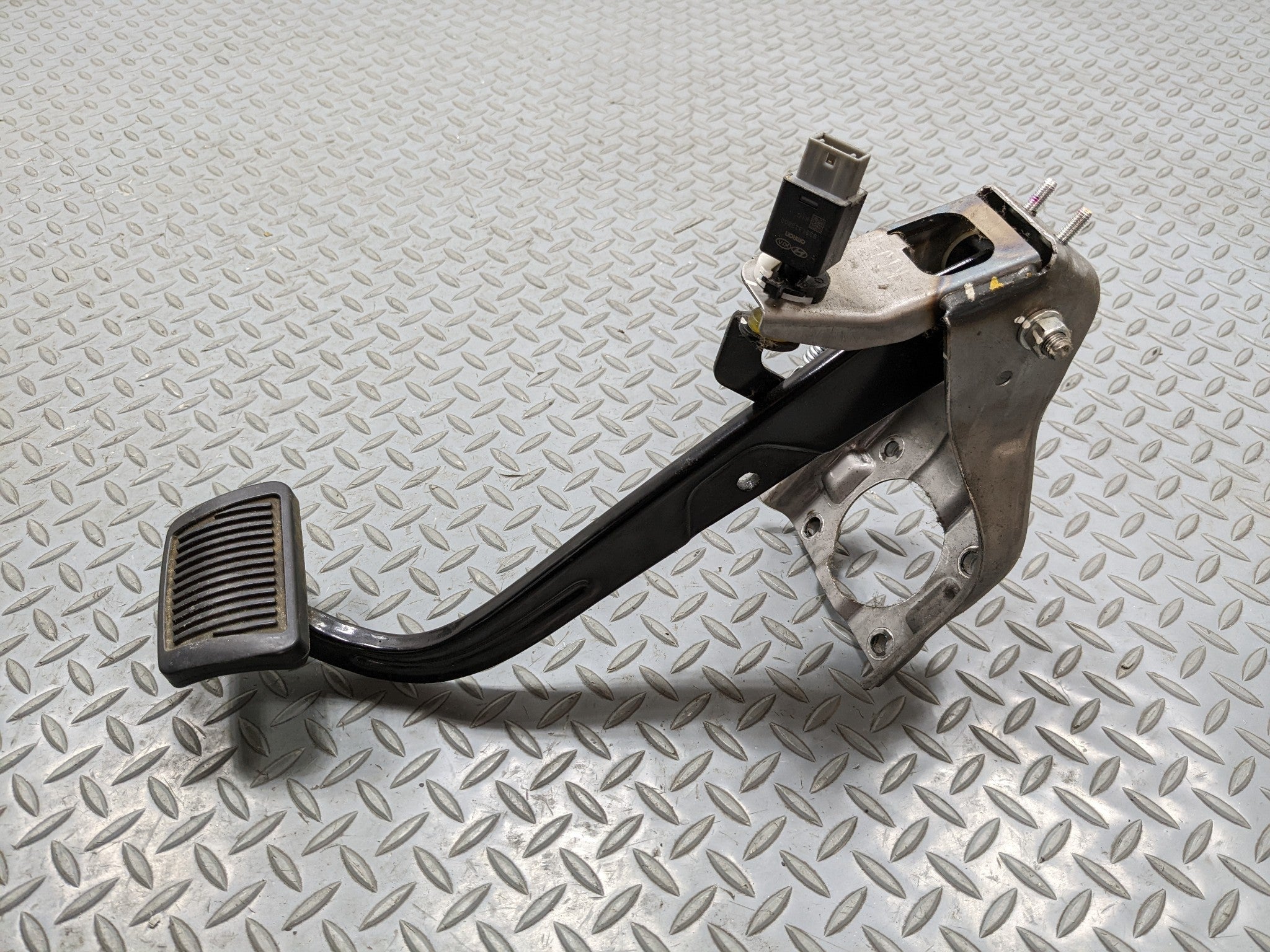 2013 - 2016 HYUNDAI SANTA FE OEM PARKING BRAKE PEDAL ASSEMBLY WITH BRACKET