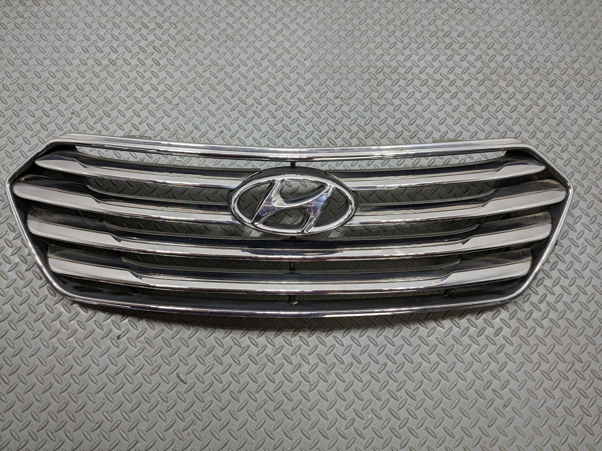 2013 - 2016 HYUNDAI SANTA FE OEM FRONT BUMPER CHROME GRILLE GRILL WITH EMBLEM