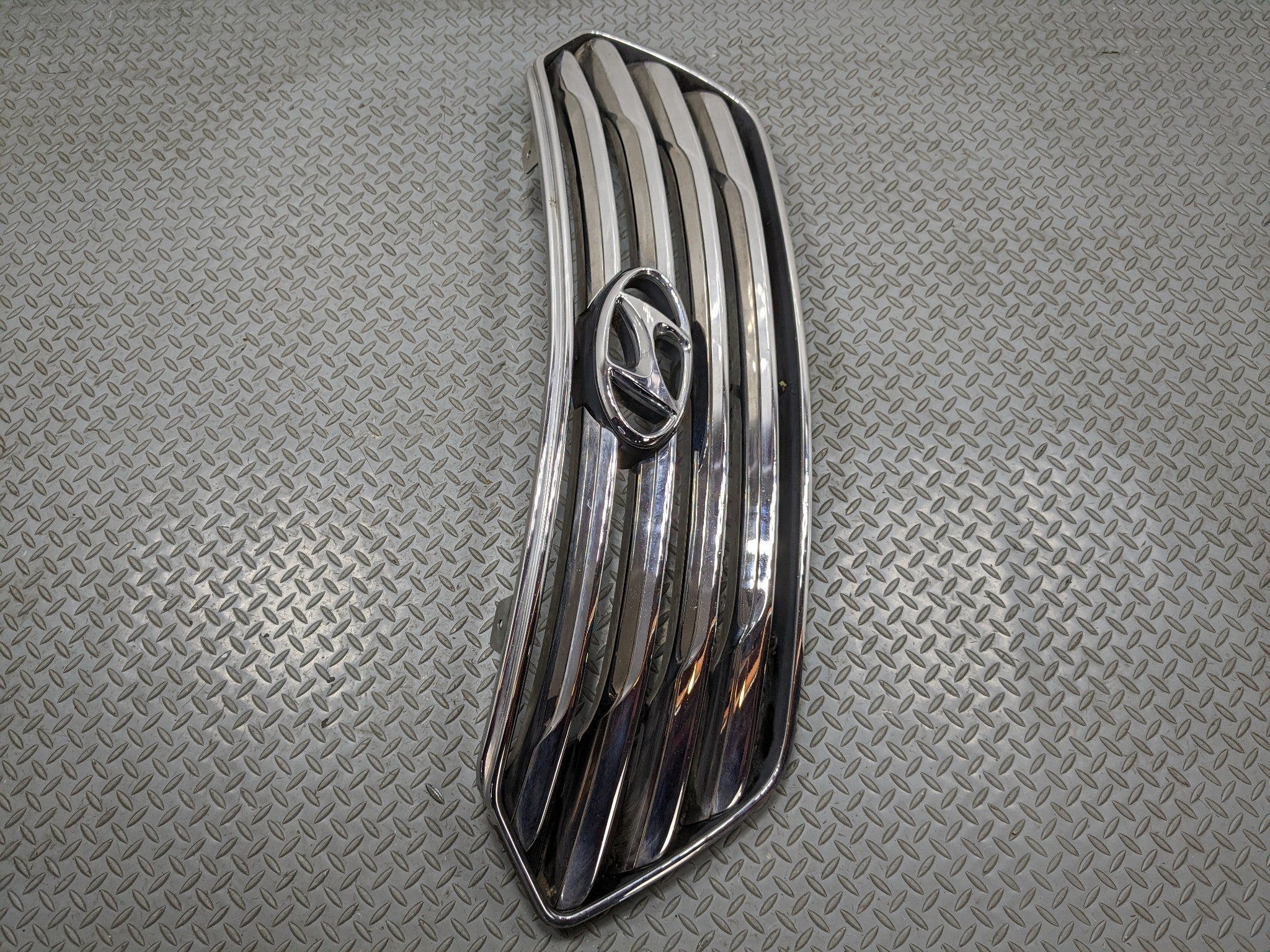 2013 - 2016 HYUNDAI SANTA FE OEM FRONT BUMPER CHROME GRILLE GRILL WITH EMBLEM