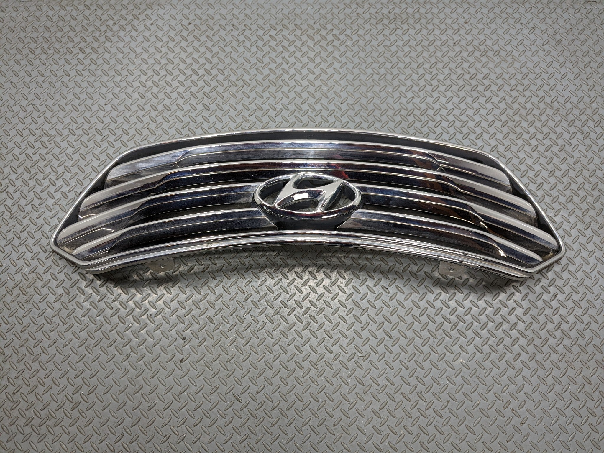 2013 - 2016 HYUNDAI SANTA FE OEM FRONT BUMPER CHROME GRILLE GRILL WITH EMBLEM