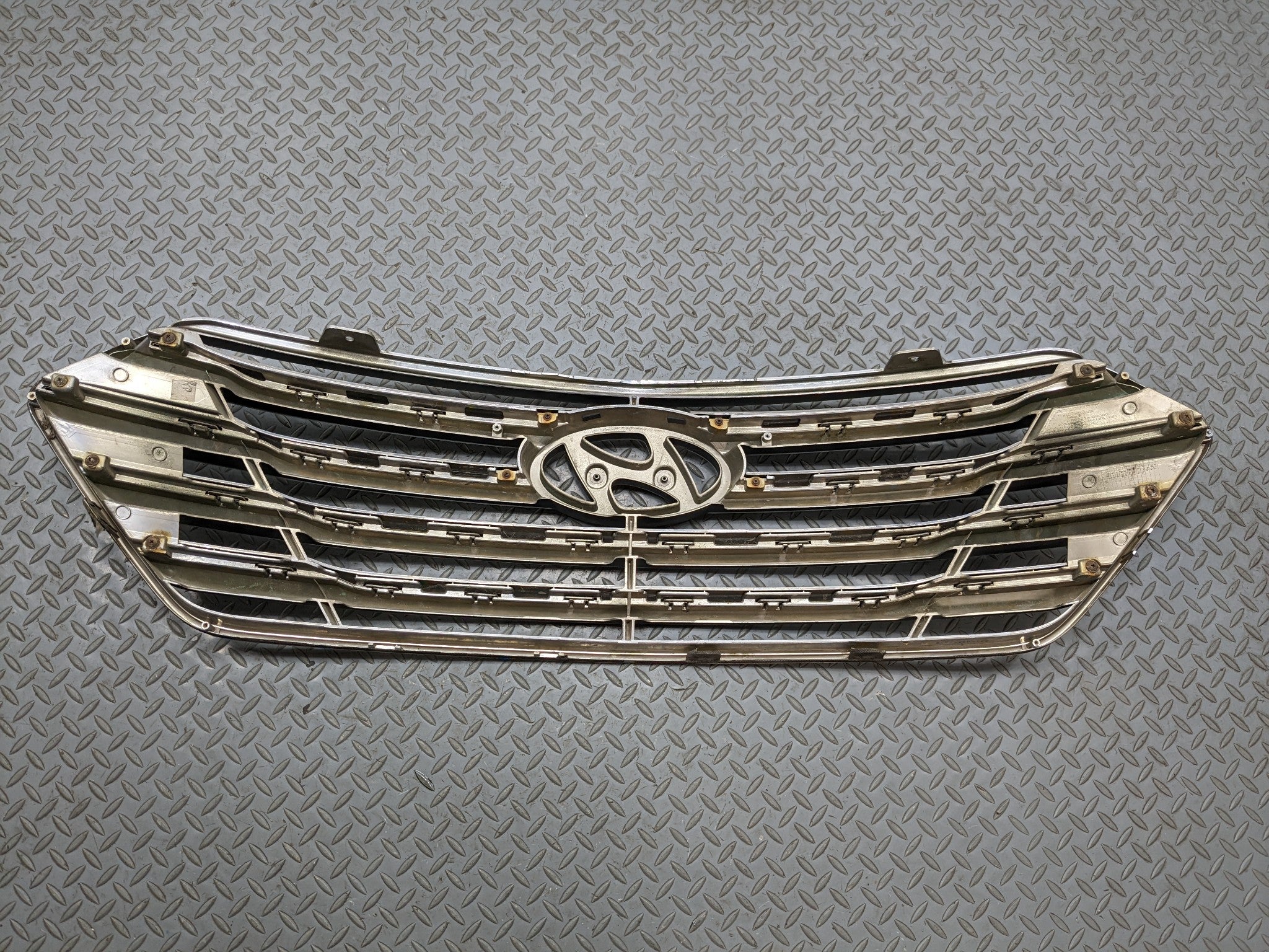 2013 - 2016 HYUNDAI SANTA FE OEM FRONT BUMPER CHROME GRILLE GRILL WITH EMBLEM