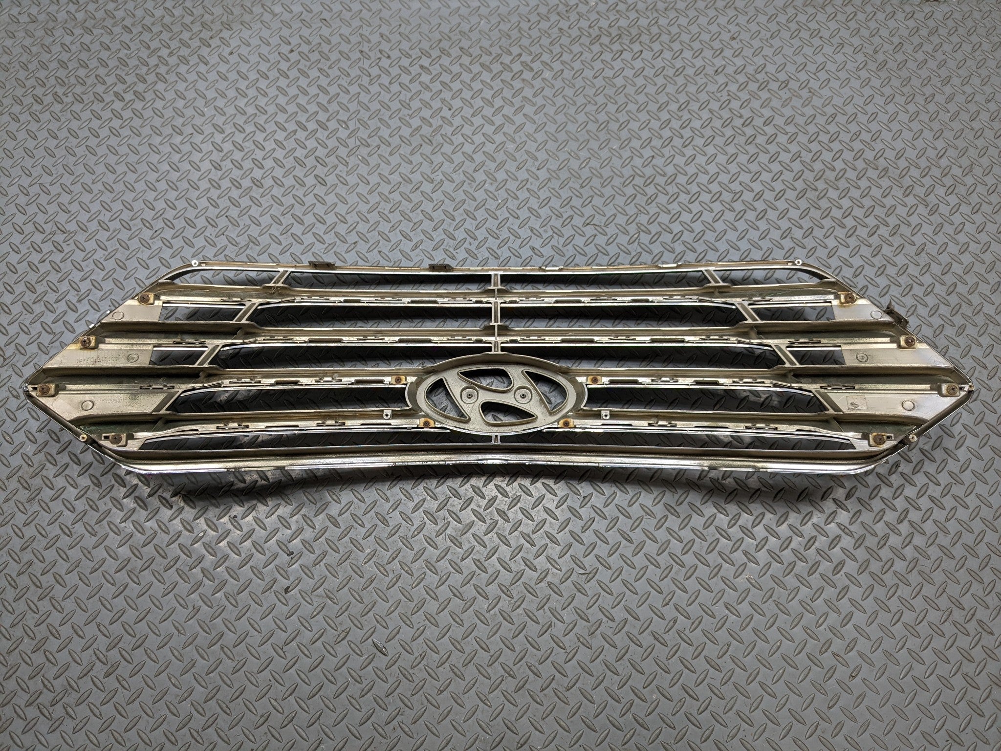 2013 - 2016 HYUNDAI SANTA FE OEM FRONT BUMPER CHROME GRILLE GRILL WITH EMBLEM