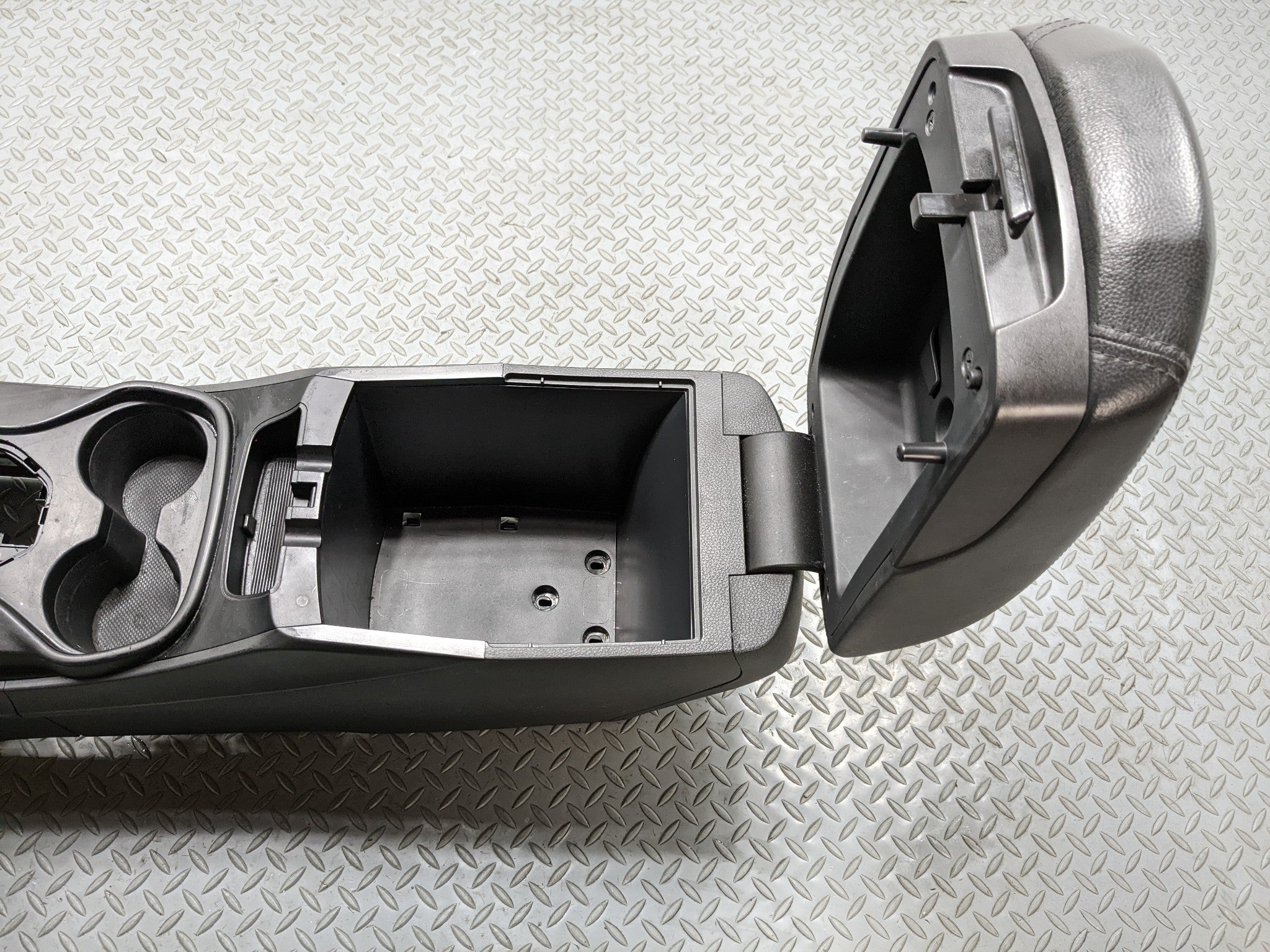 2013 - 2016 HYUNDAI SANTA FE OEM ARMREST FRONT CENTER CONSOLE STORAGE COMPARTMEN