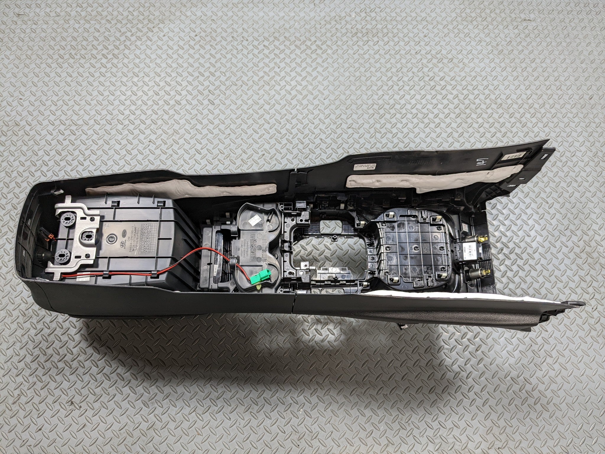 2013 - 2016 HYUNDAI SANTA FE OEM ARMREST FRONT CENTER CONSOLE STORAGE COMPARTMEN