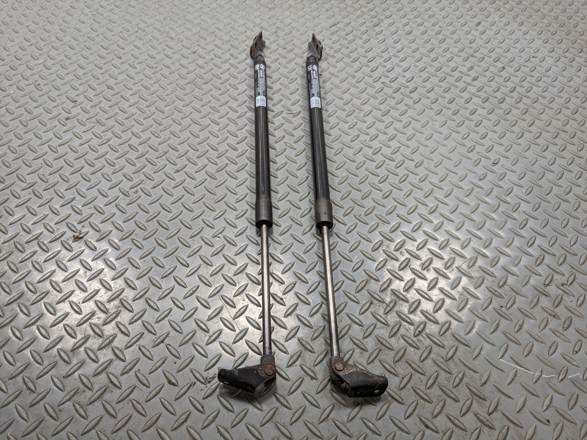 13 - 16 HYUNDAI SANTA FE OEM TAILGATE HATCH LIFT SUPPORT STRUT LH AND RH PAIR