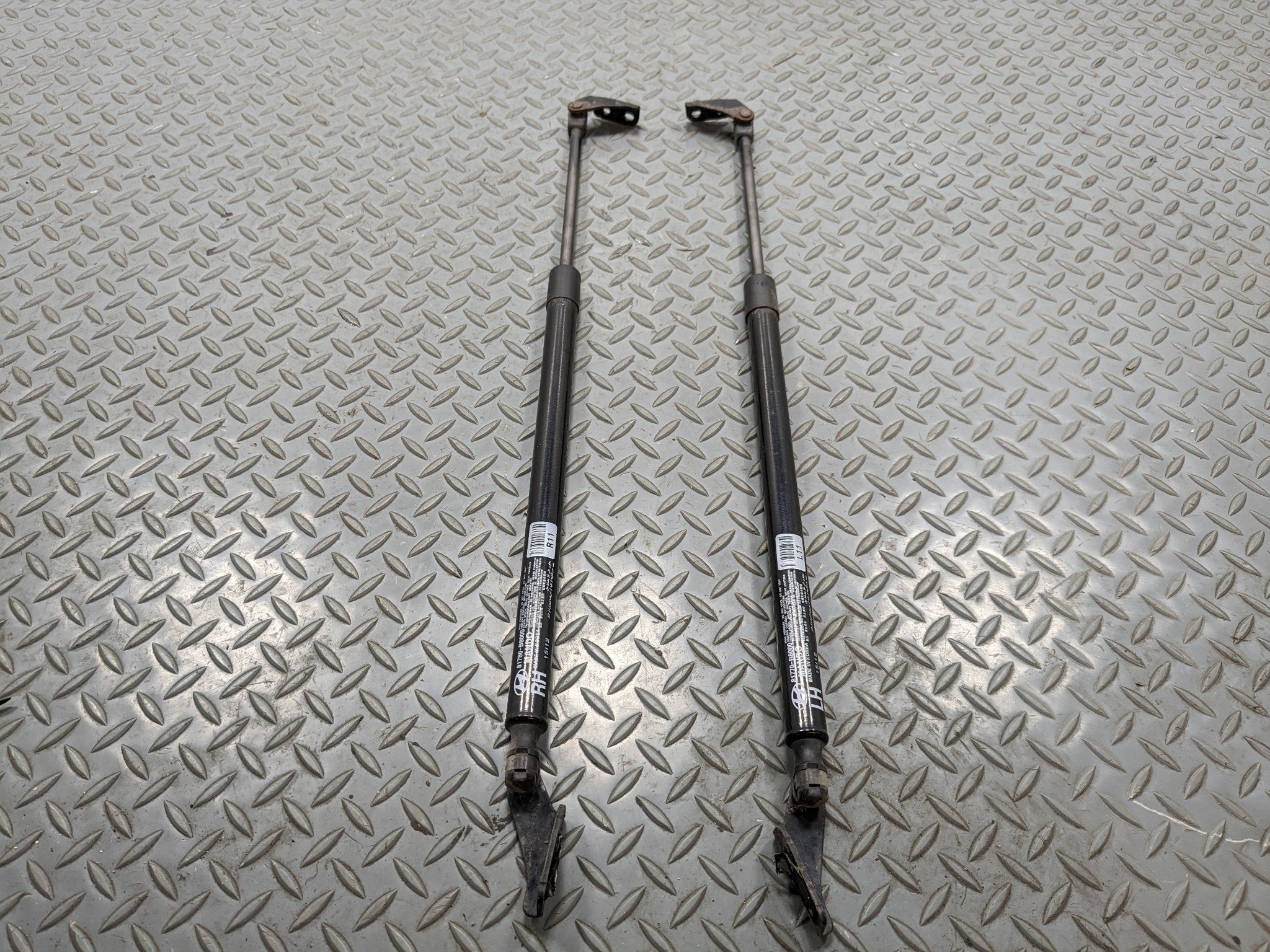 13 - 16 HYUNDAI SANTA FE OEM TAILGATE HATCH LIFT SUPPORT STRUT LH AND RH PAIR