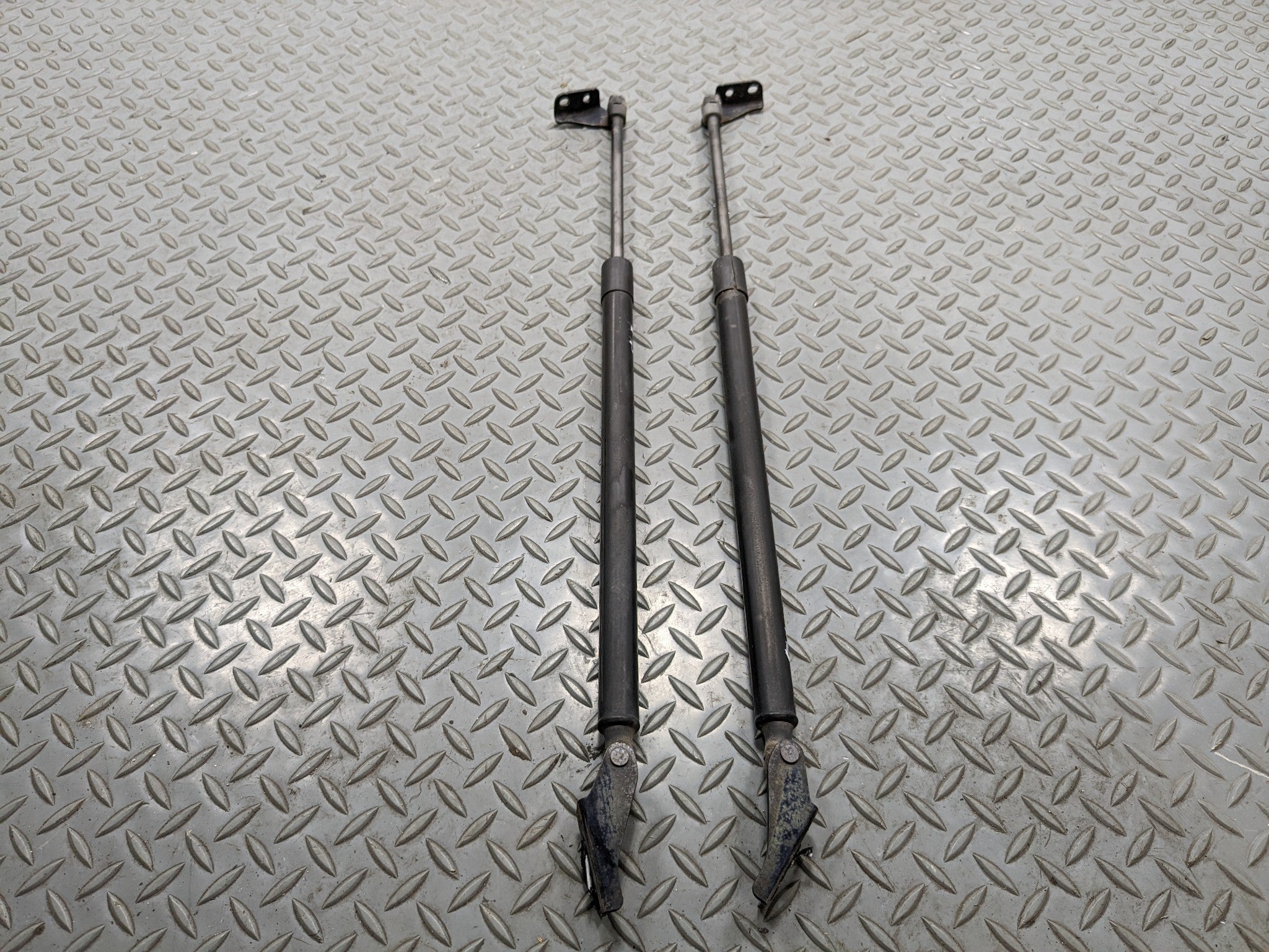 13 - 16 HYUNDAI SANTA FE OEM TAILGATE HATCH LIFT SUPPORT STRUT LH AND RH PAIR